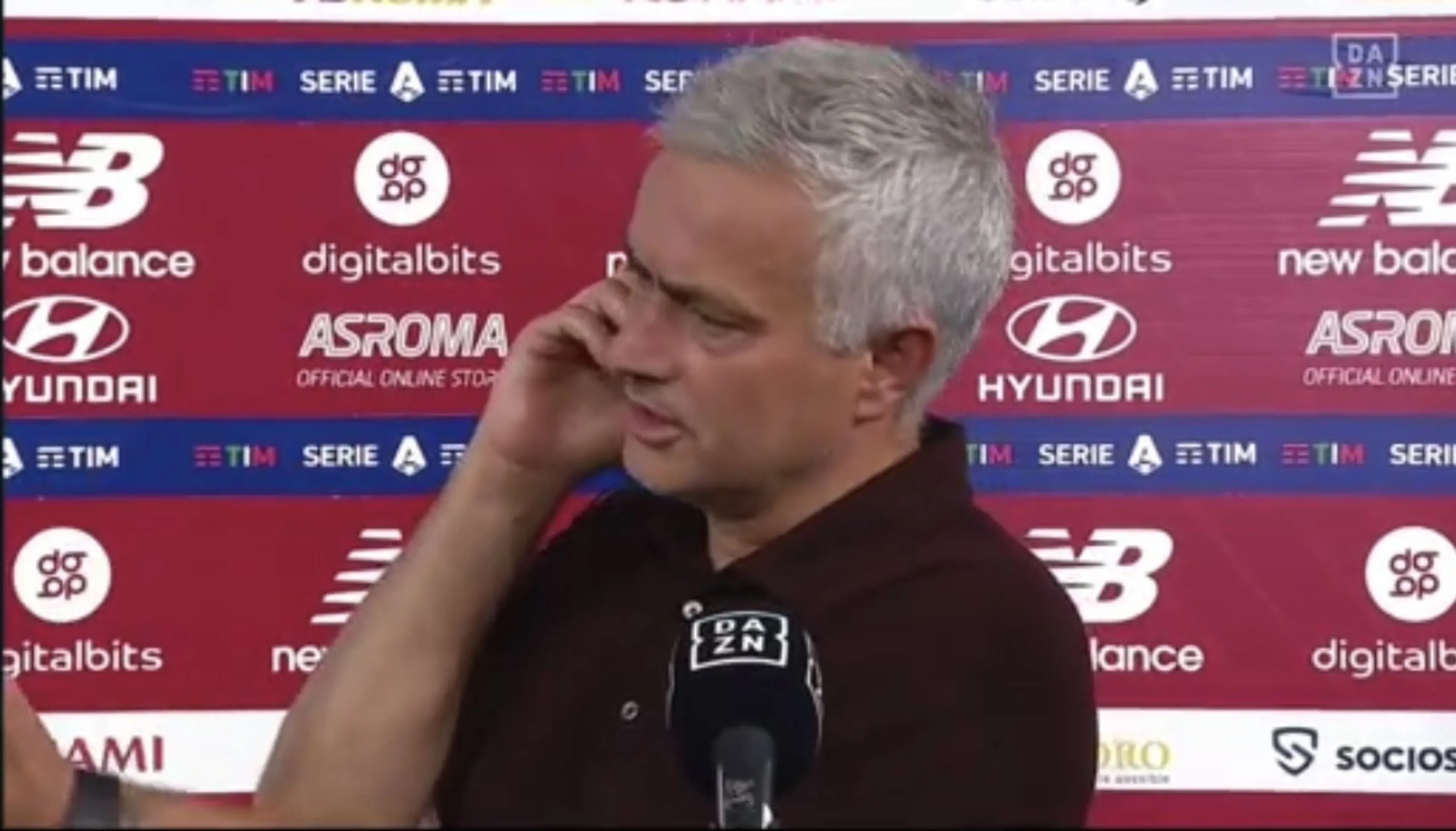 Copertina di Roma-Sassuolo, Mourinho interrompe l’intervista: “Lasciate parlare lui”
