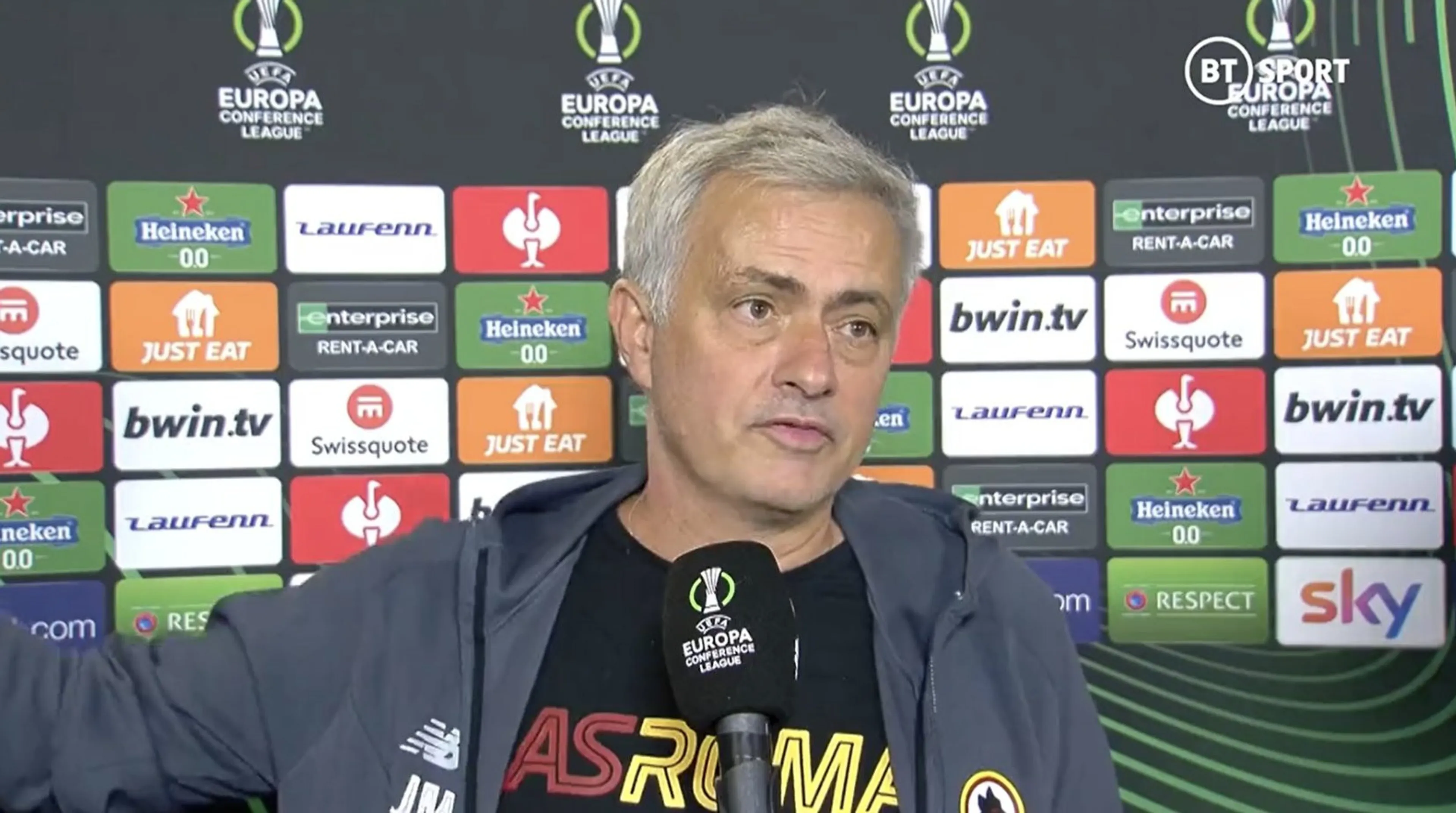Copertina di Mourinho sbotta contro il reporter su errori arbitrali: “Ma hai visto la partita?”