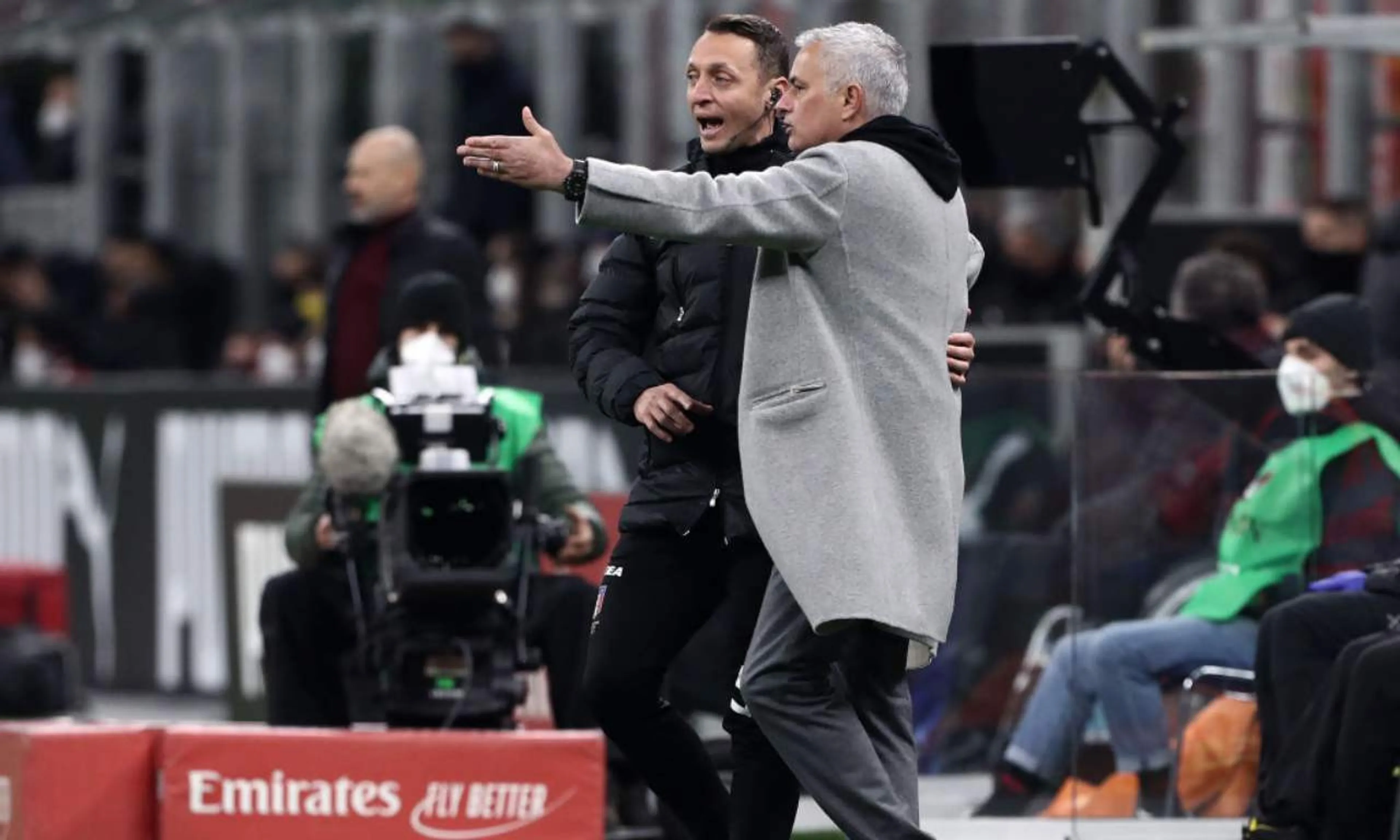 Copertina di Milan-Roma, bordata di Mourinho a Chiffi: “Zero personalità. Il VAR? Dovrebbe bere una birra…”