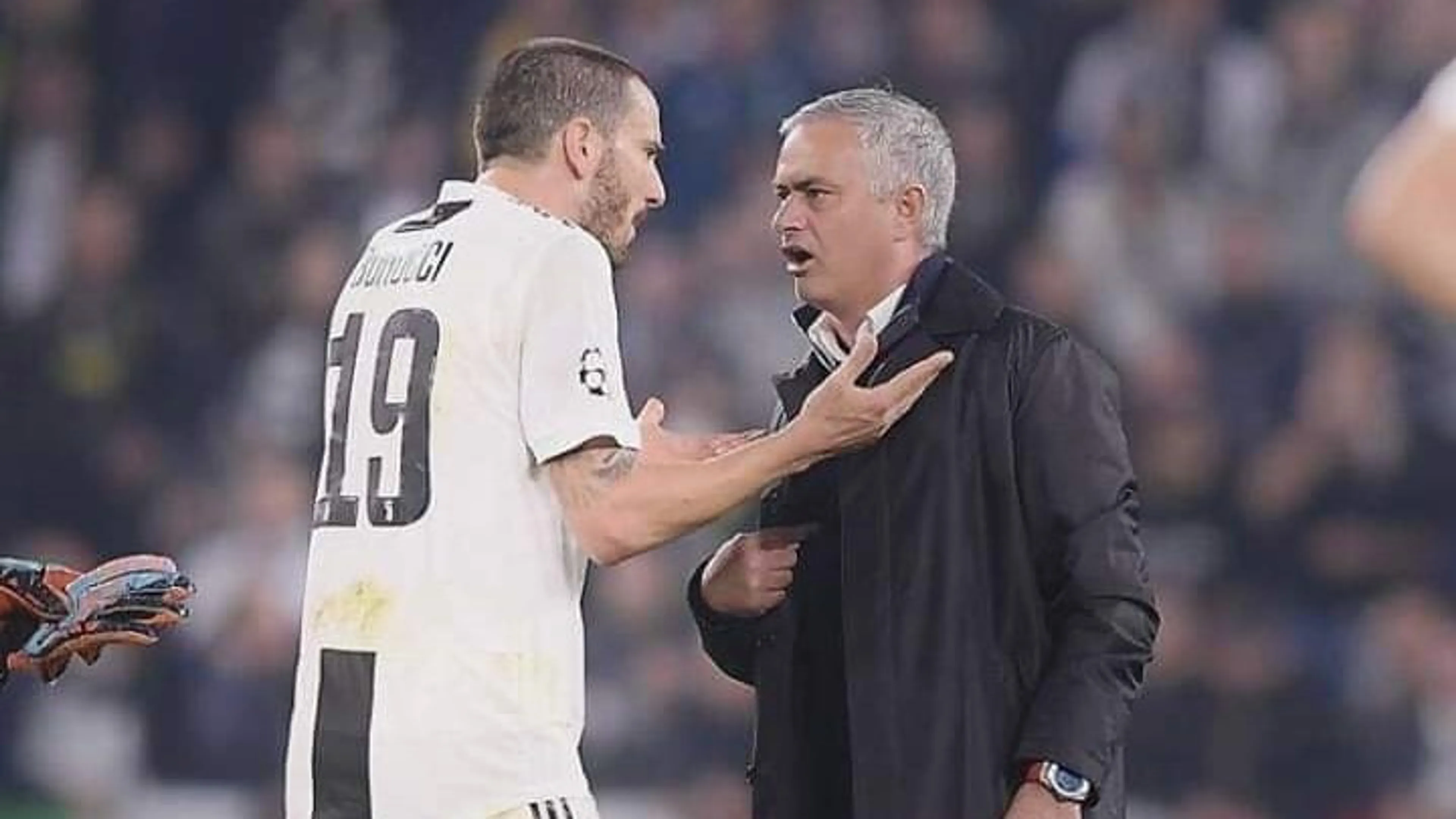 Copertina di Mourinho che frecciata alla Juve! “Ho detto a Cristante di non protestare con l’arbitro, che mica è Bonucci che può permettersi di dire certe cose…”