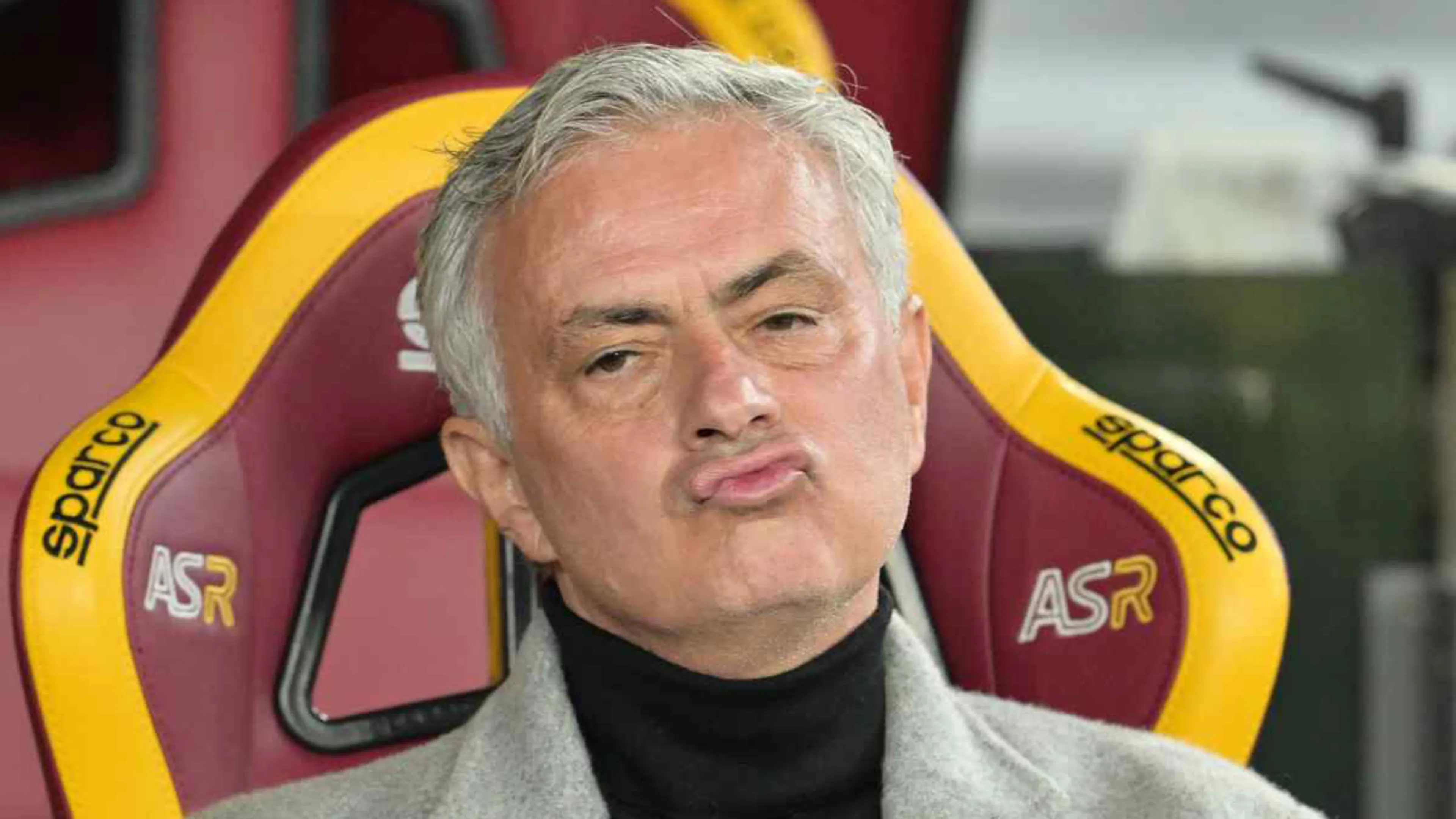 Copertina di Mourinho compie gli anni tra l'indifferenza della Roma e dei suoi giocatori