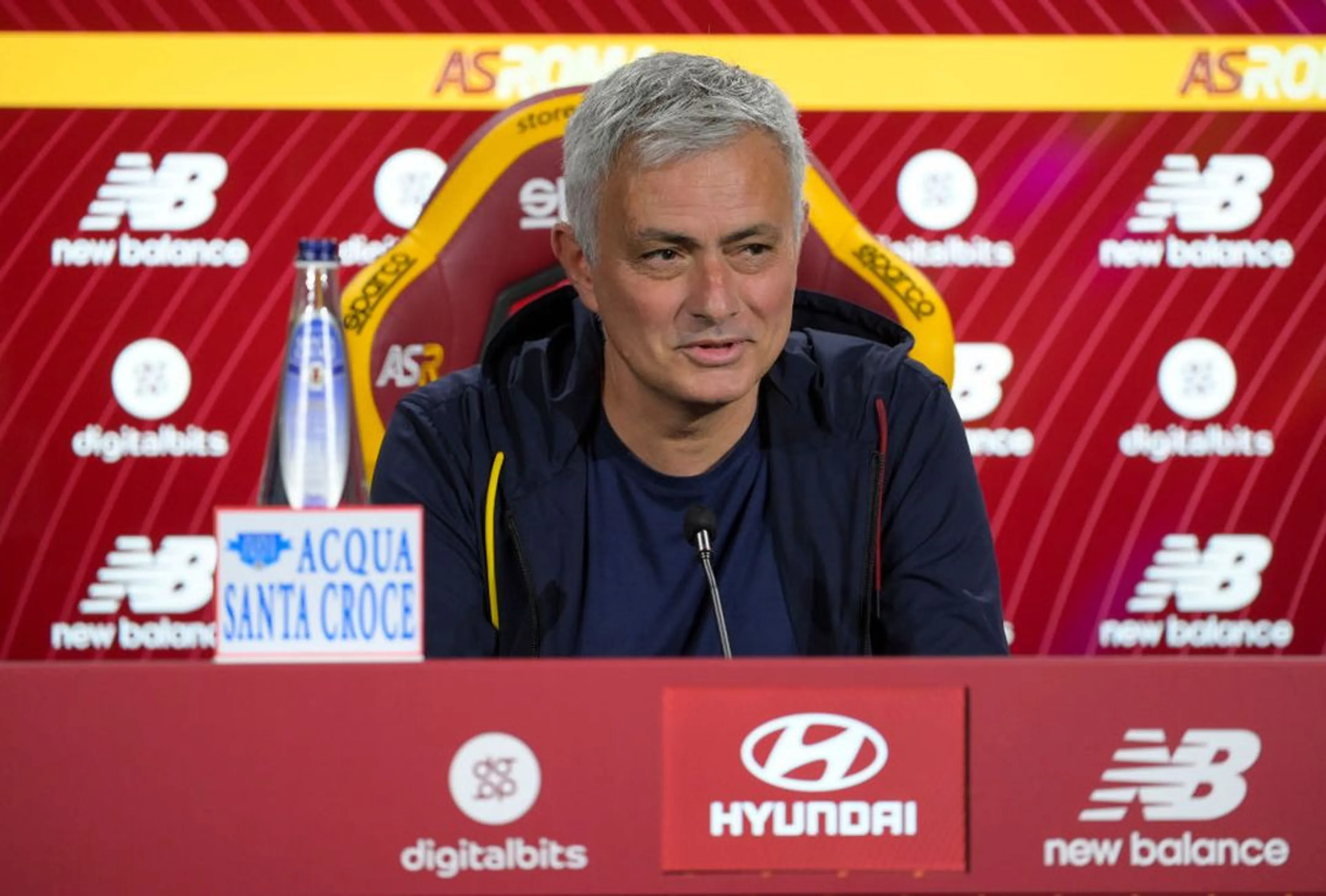 Copertina di Mourinho umilia il giornalista in conferenza: “In radio sei super violento, davanti a me ti c**** un po’ sotto” (VIDEO)