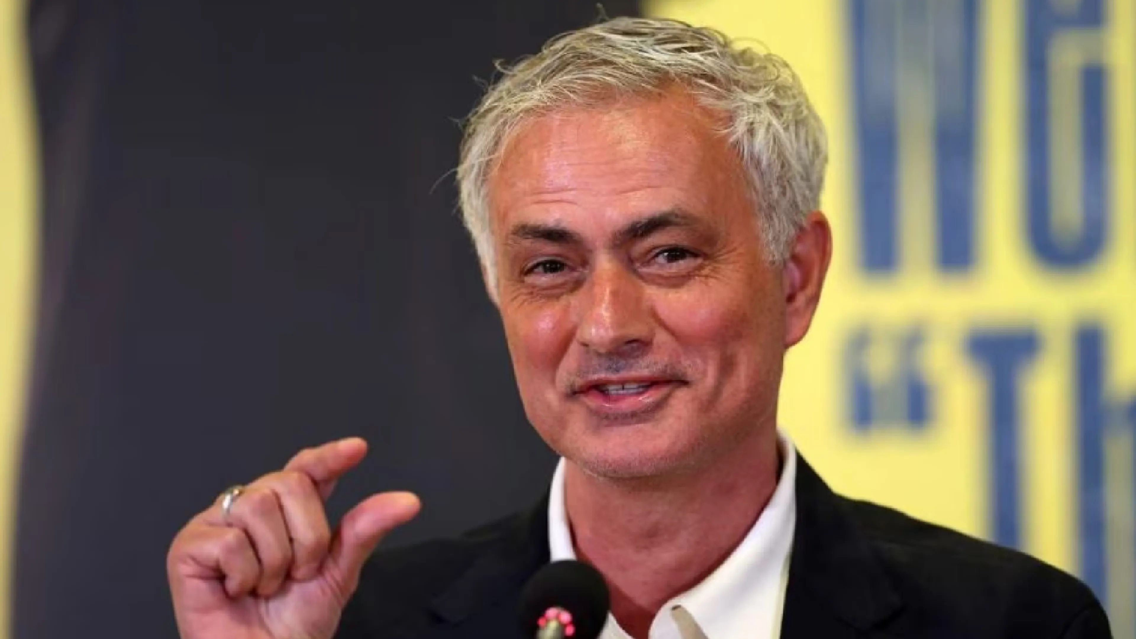 Copertina di Mourinho accende il derby di Istanbul: il suo bersaglio è Osimhen