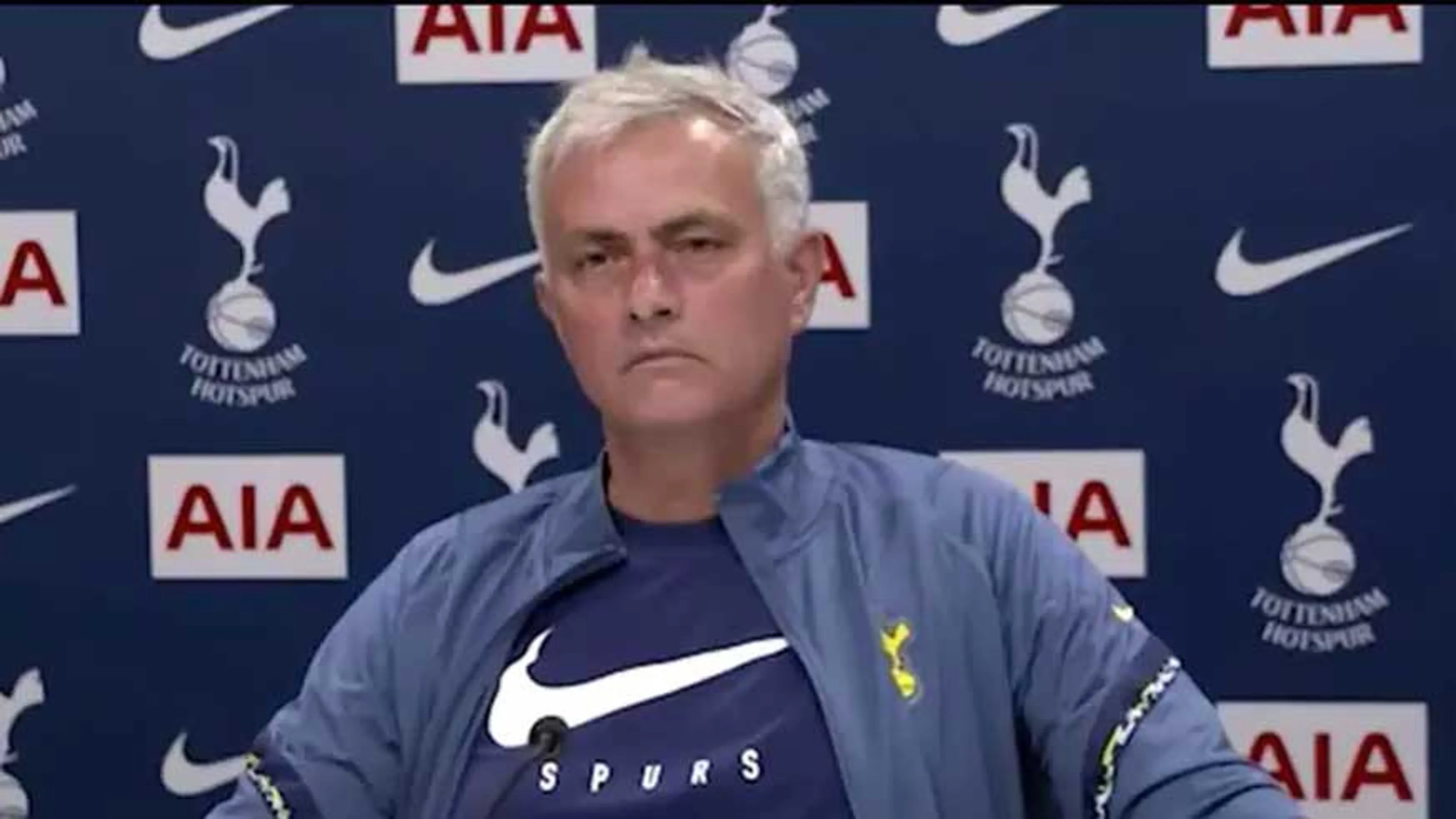 Copertina di Mourinho spiazzato da un giornalista: “Ho un messaggio da mio padre…” (VIDEO)