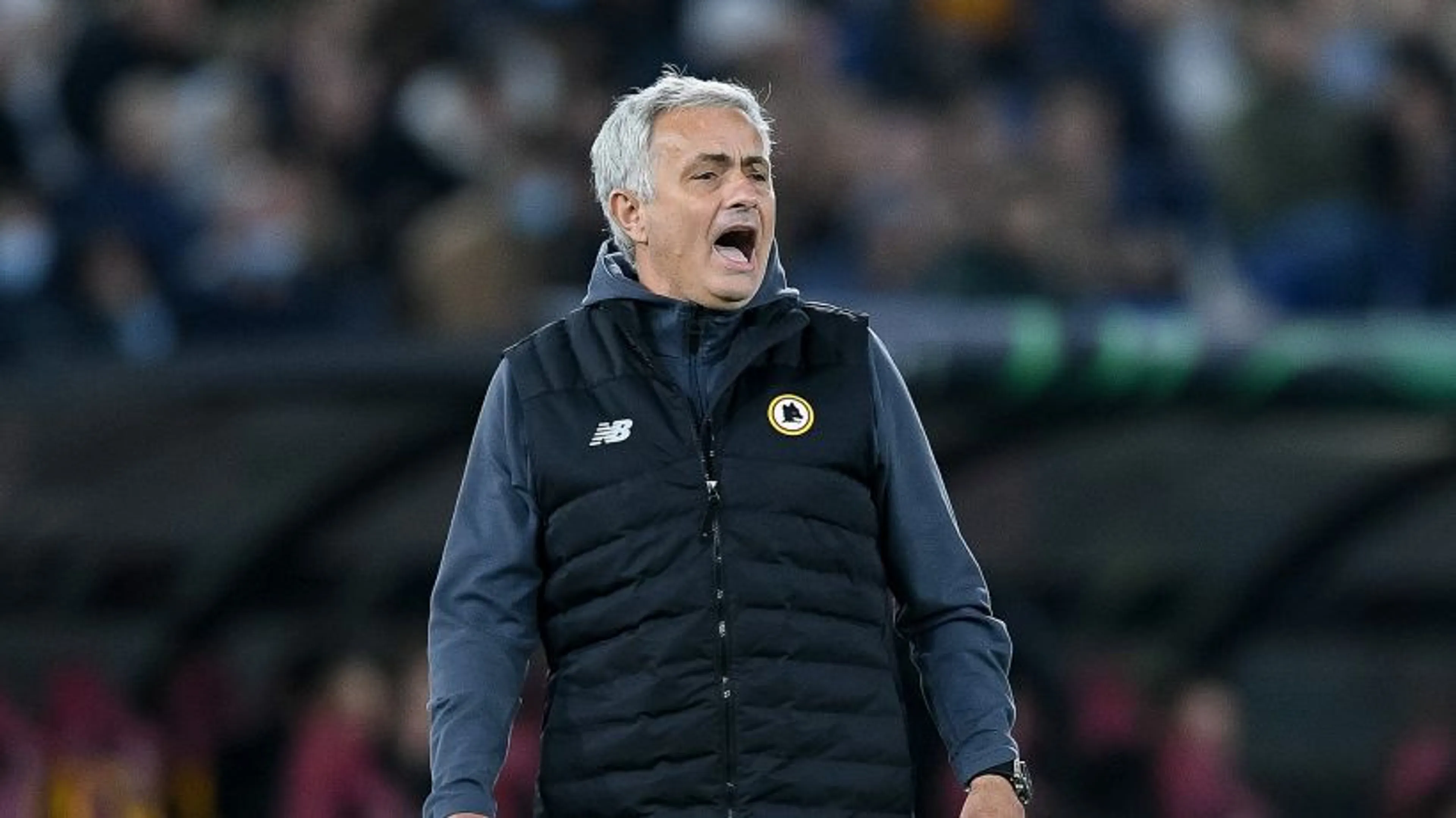 Copertina di Mourinho (di nuovo) contro i giocatori della Roma: “Andate a giocare in C, uomini senza palle. Vi ca*** addosso”