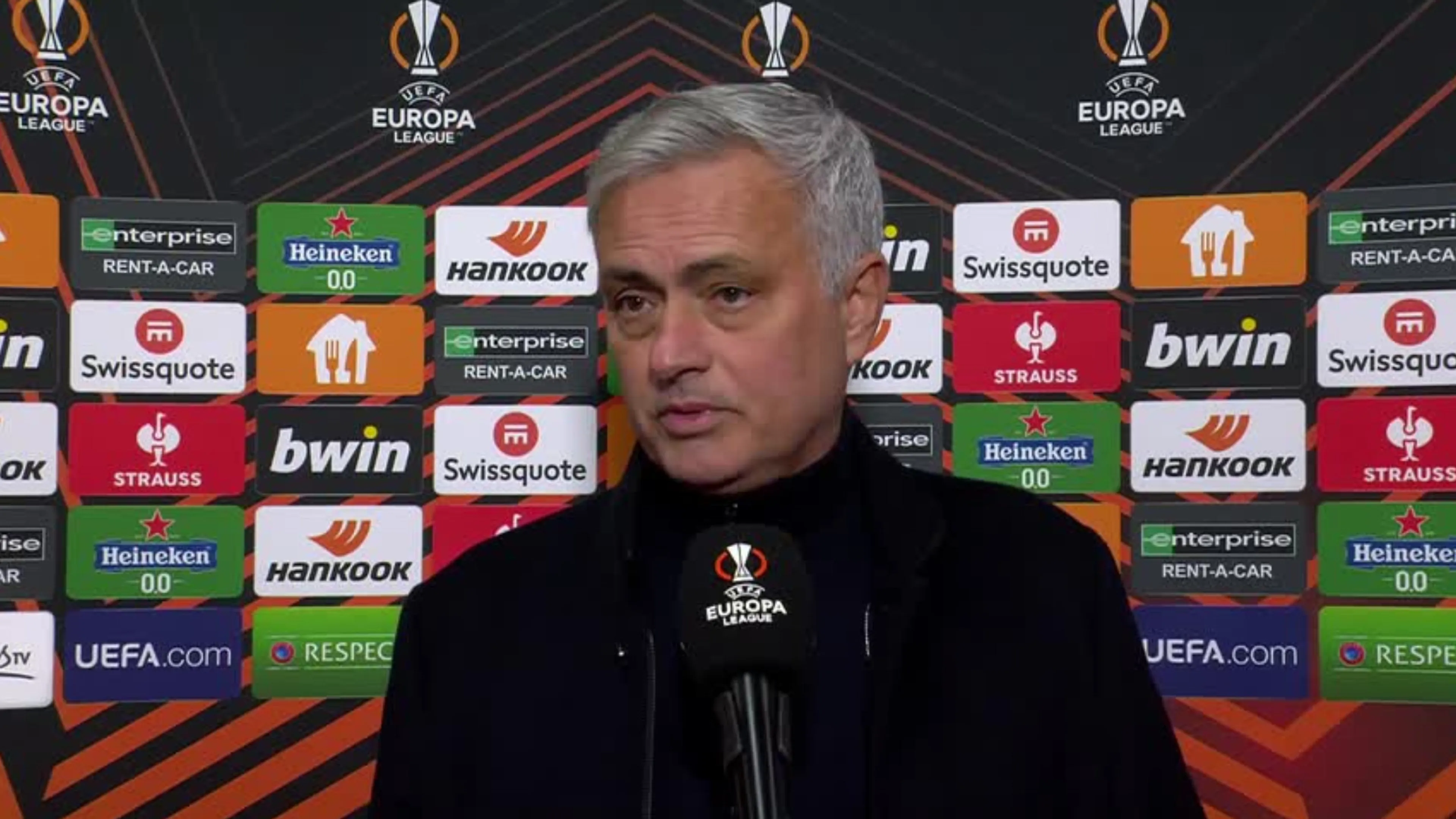 Copertina di Durissimo sfogo di Mourinho dopo il k.o. di Salisburgo: “Errori incredibili, c’era un rigore netto per noi”