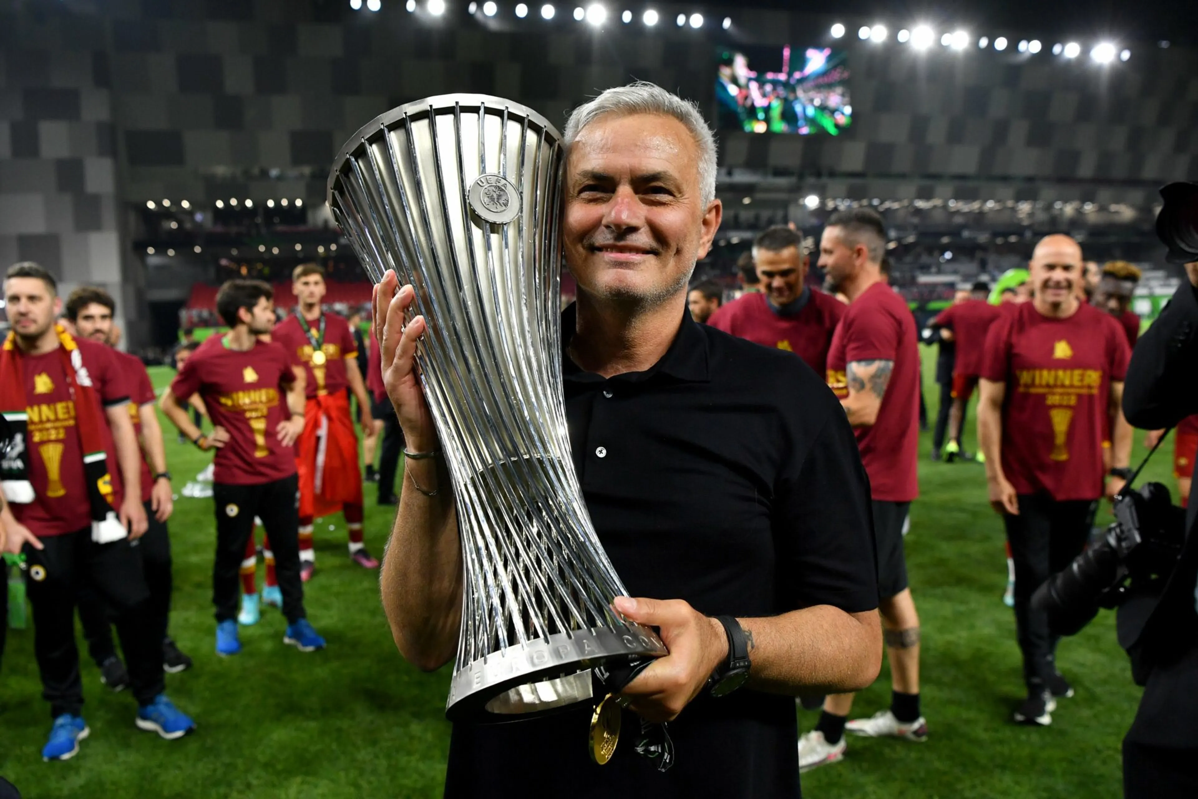 Copertina di Mourinho in lacrime dopo la vittoria della Conference e il significato dietro l’esultanza