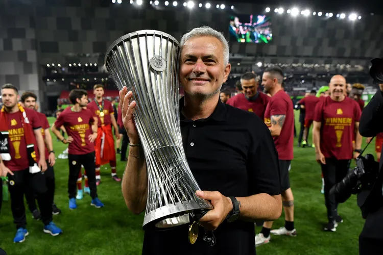 /images/m/o/u/mourinho-vittoria-conference-roma.jpg