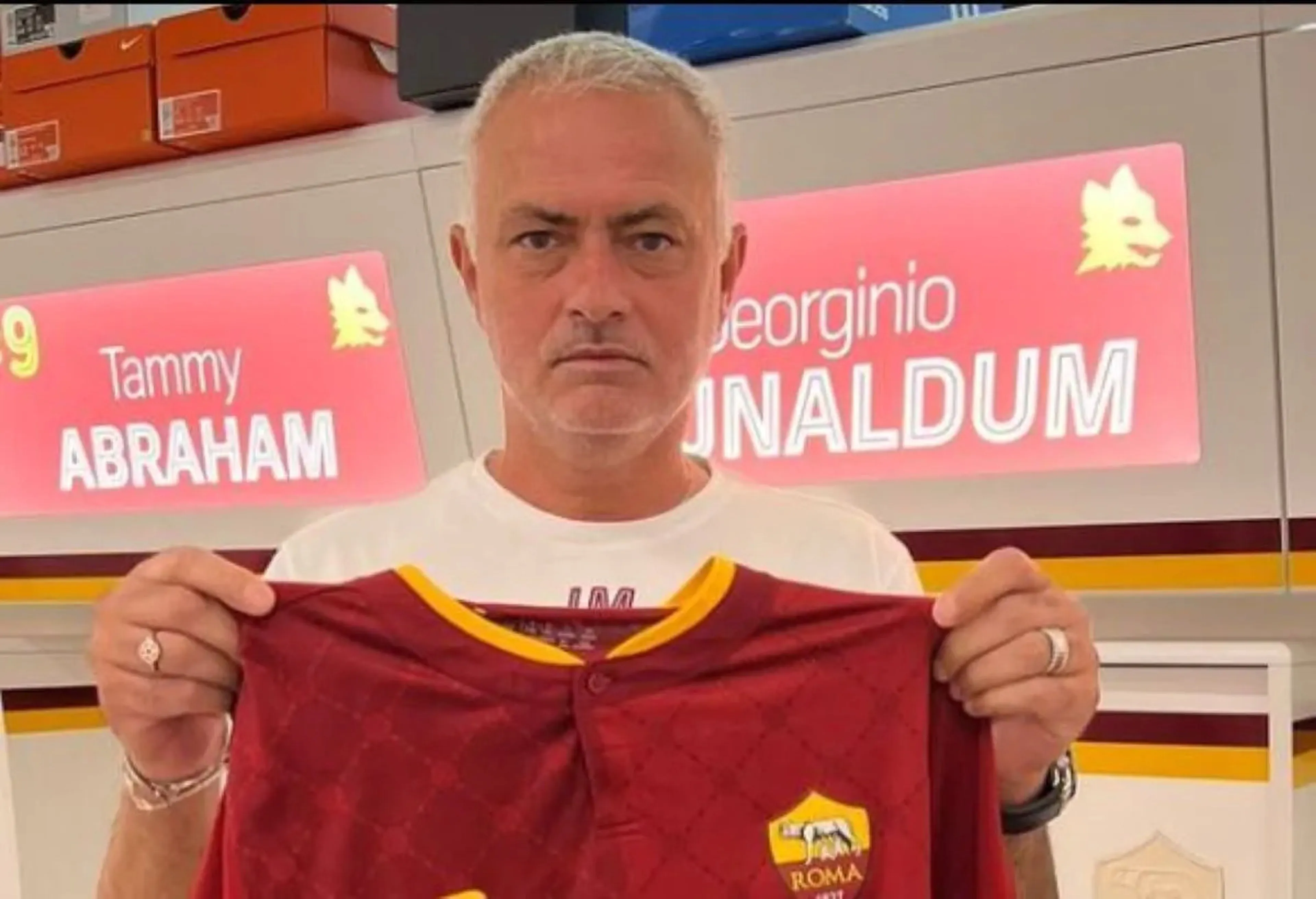 Copertina di Infortunio Wijnaldum, insulti a Felix. Mourinho lo difende: “Chi lo accusa è feccia”