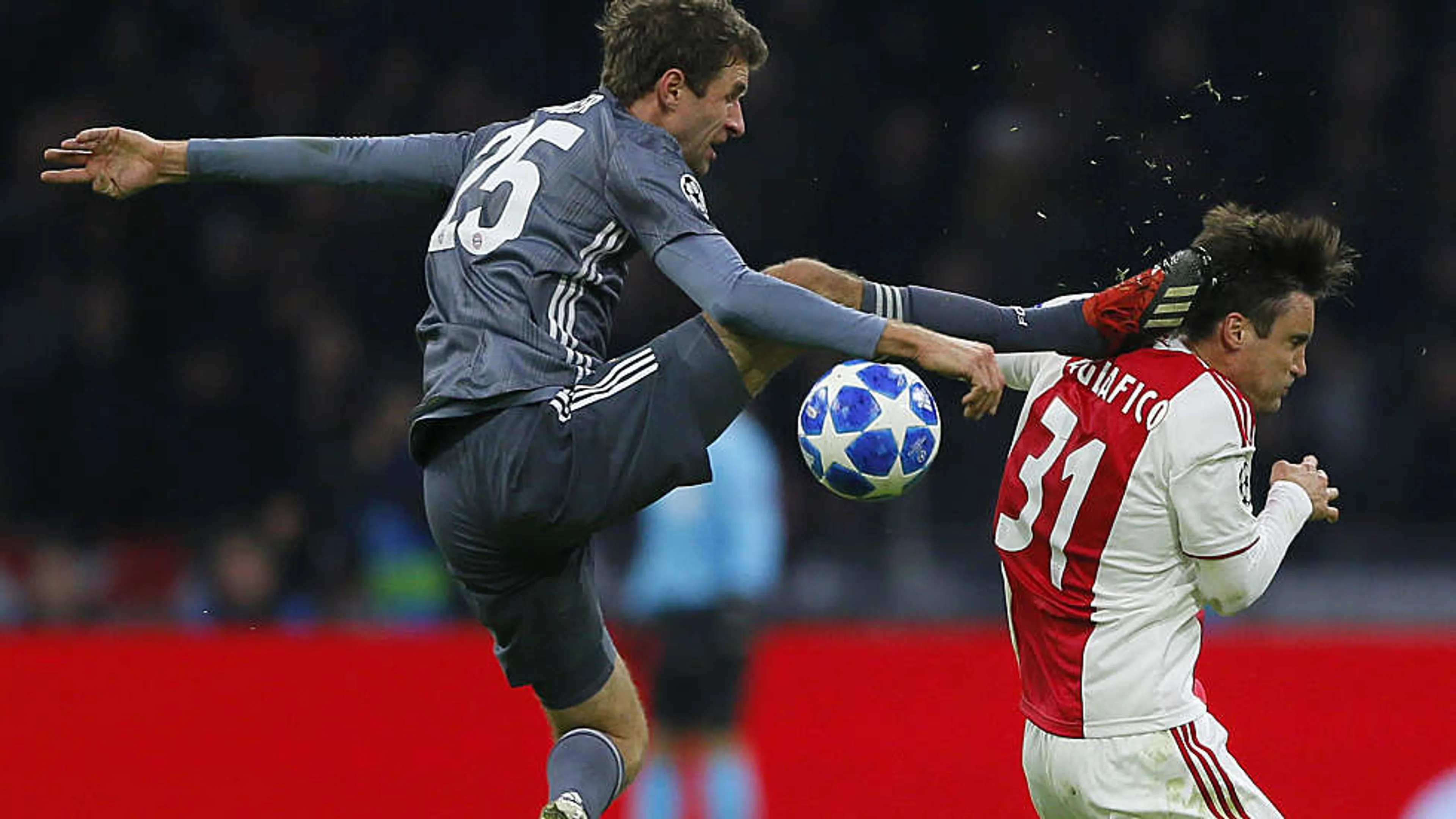 Copertina di Muller entrata killer su Tagliafico in Ajax Bayern Monaco (VIDEO)