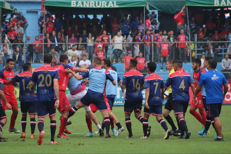 /images/m/u/n/municipal_xelaju_mc_apertura_2019_bronca_aficionados_soy502_guatemala.jpg