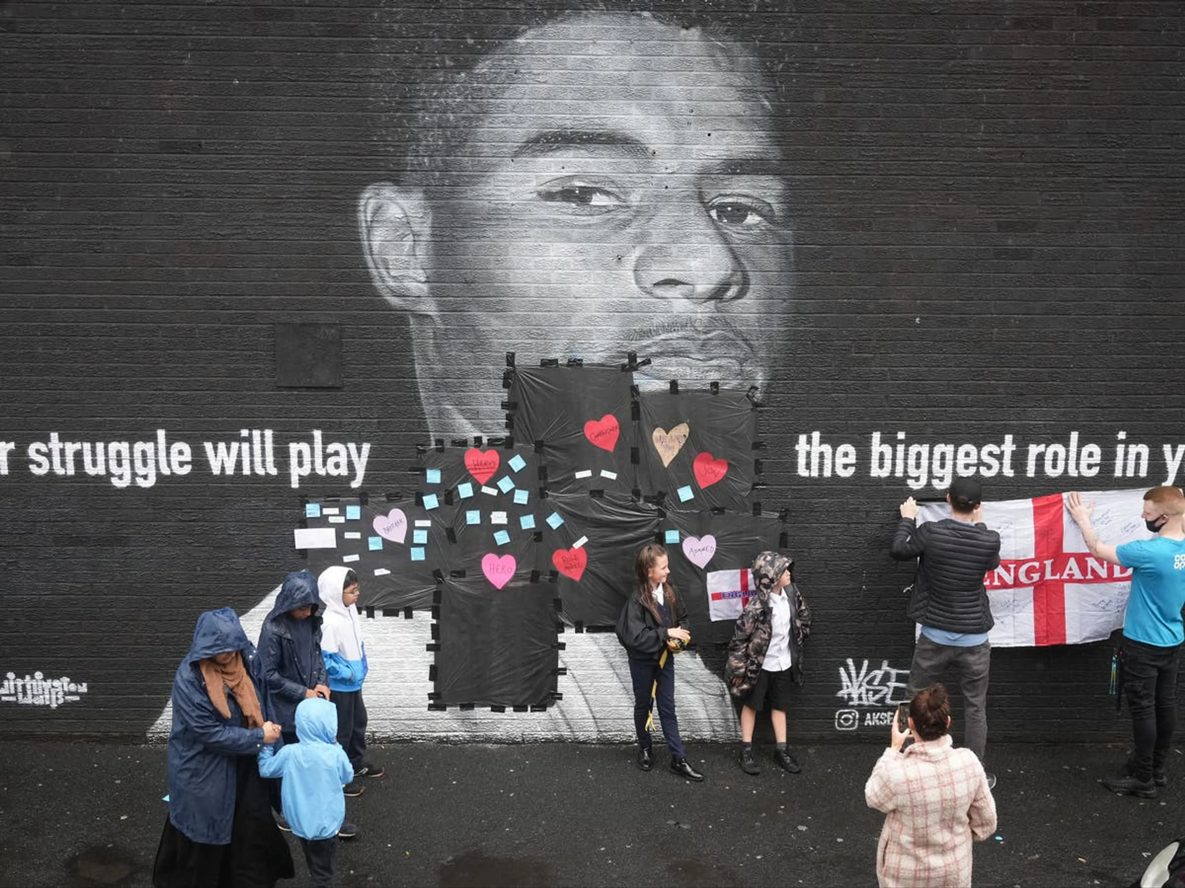 Copertina di Murales Rashford vandalizzato, tifosi coprono insulti con cuori e messaggi di supporto