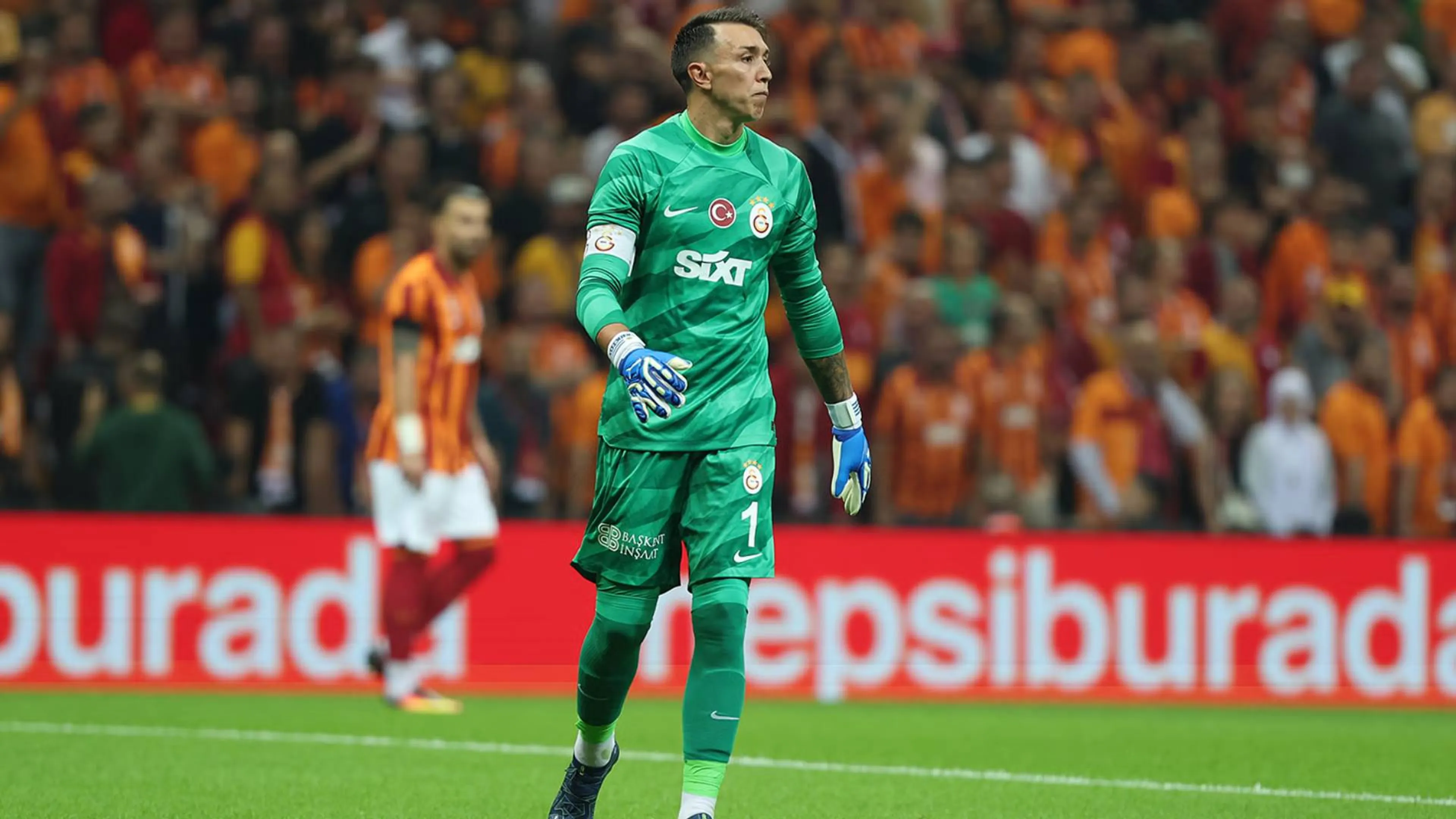 Galatasaray-Besiktas, Muslera salva un avversario dall'impatto con il palo