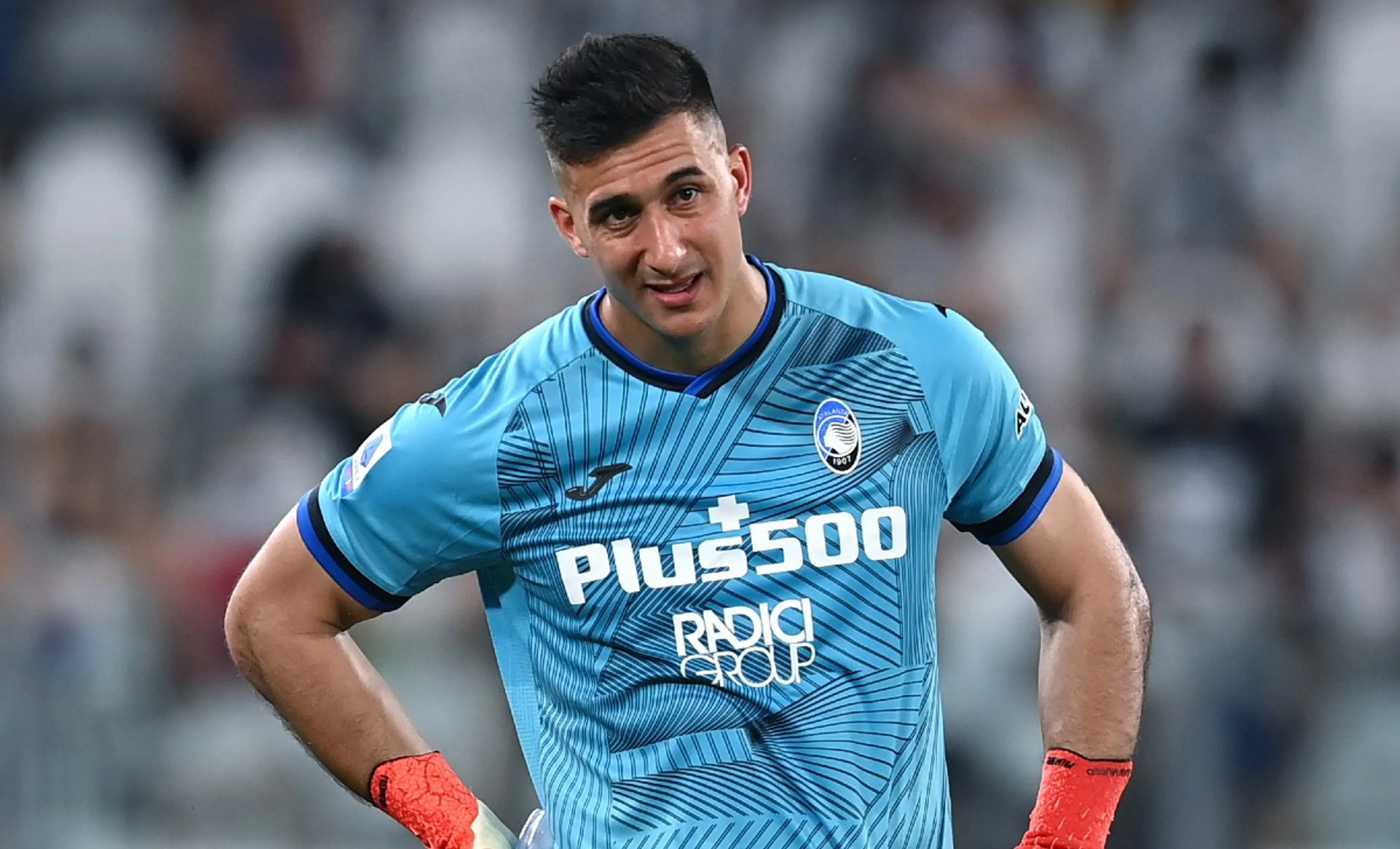 Copertina di Gaffe social per Musso, pubblica una foto sui social ma è completamente nudo: a tradirlo, lo specchio