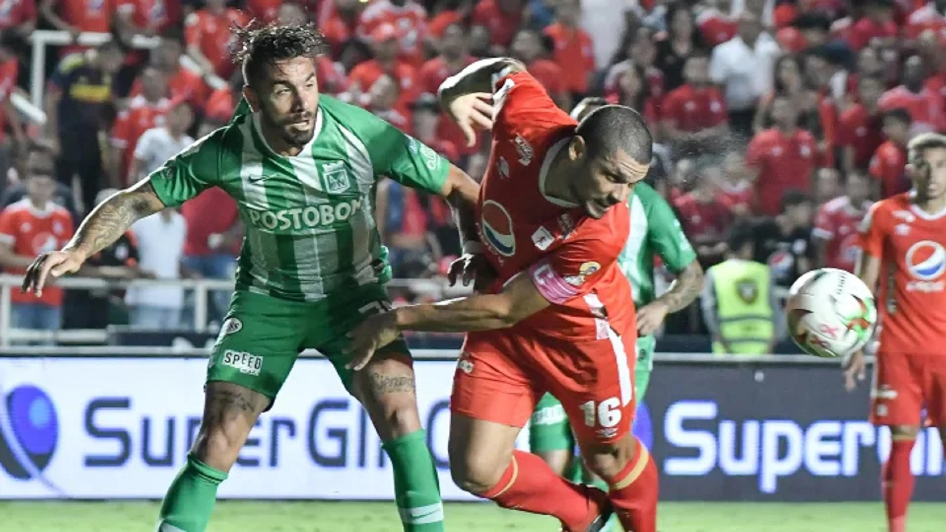 Copertina di 800 poliziotti, 89 feriti: il derby di Medellin è un bollettino di guerra (VIDEO)