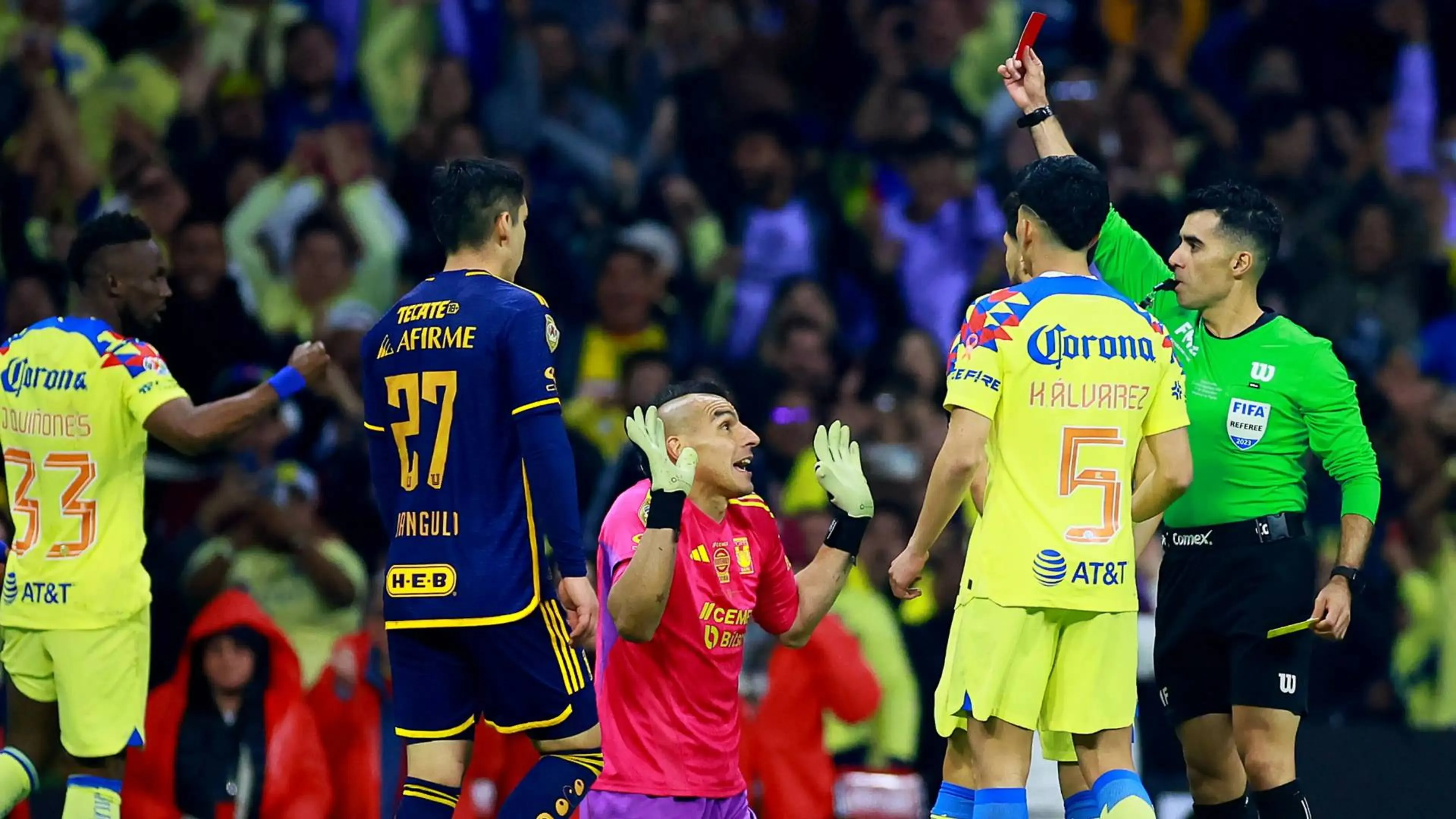 Il portiere viene espulso ma vuole continuare a seguire la partita: il nascondiglio è geniale (VIDEO)