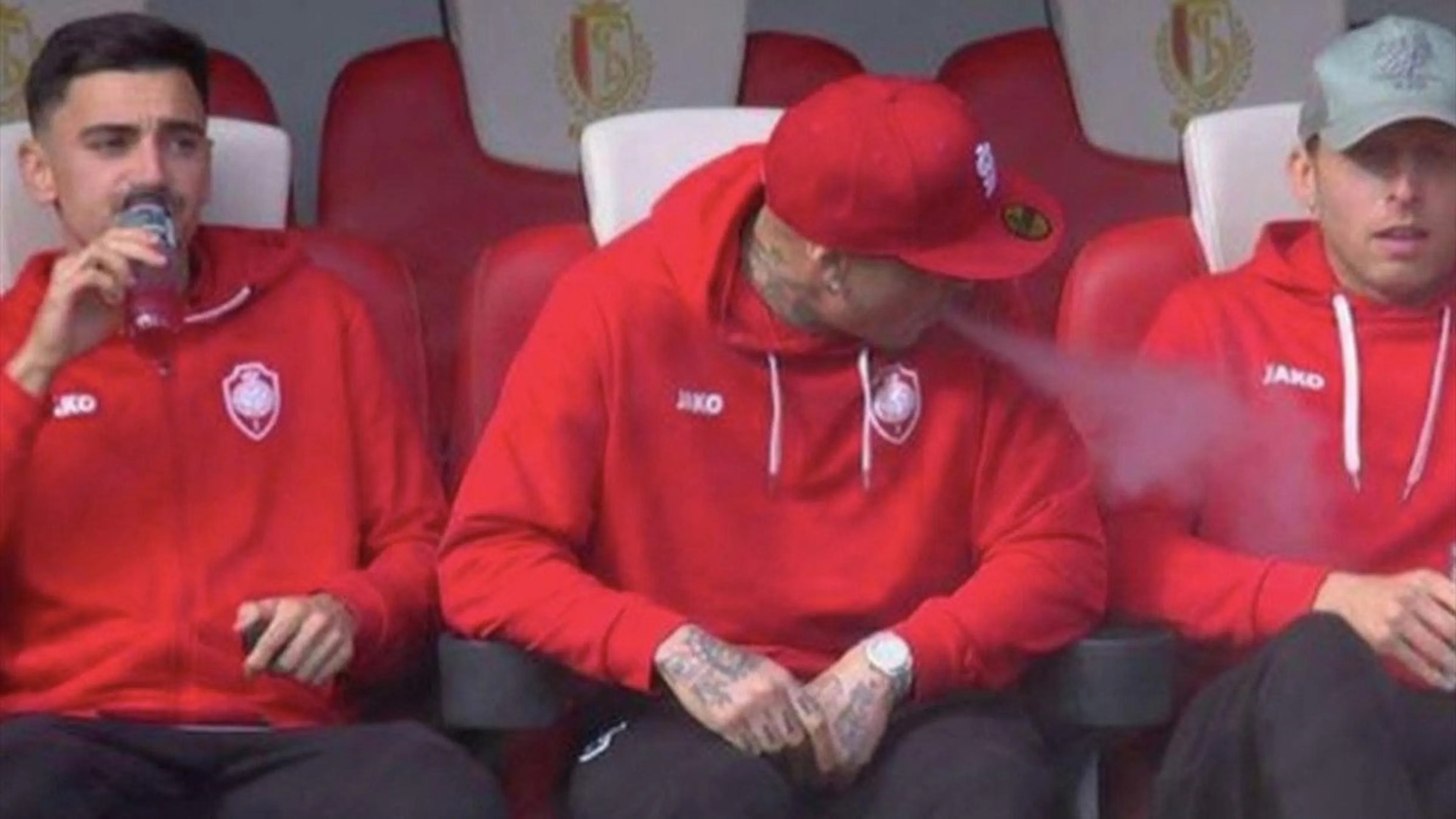 Copertina di Pizzicato a fumare in panchina e sospeso, Nainggolan fa mea culpa: “Ho sbagliato”
