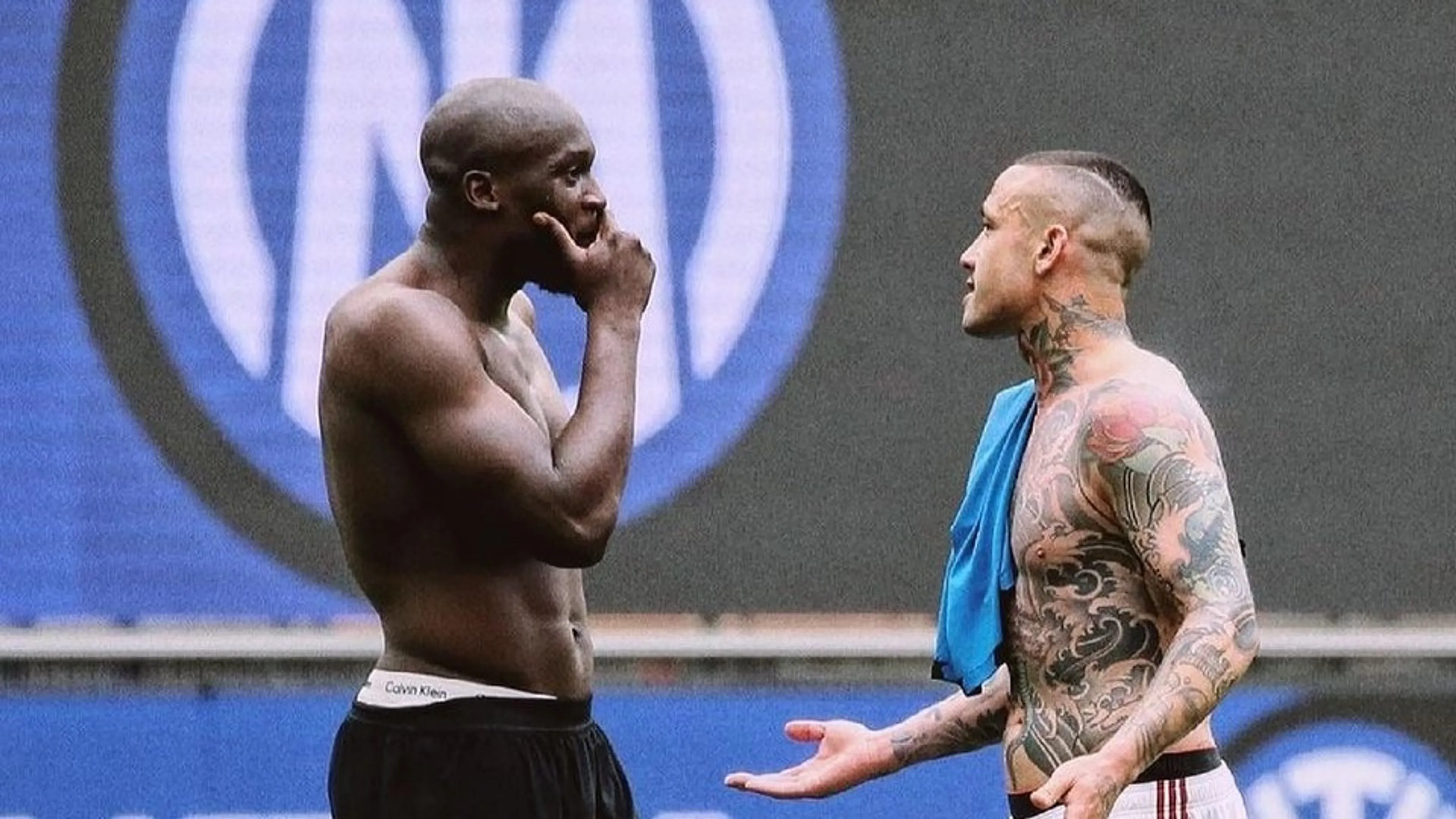 Copertina di Nainggolan: “Sbagliai a lasciare la Roma per l’Inter. Lukaku? Glielo dissi che avrebbe fatto quella fine…”