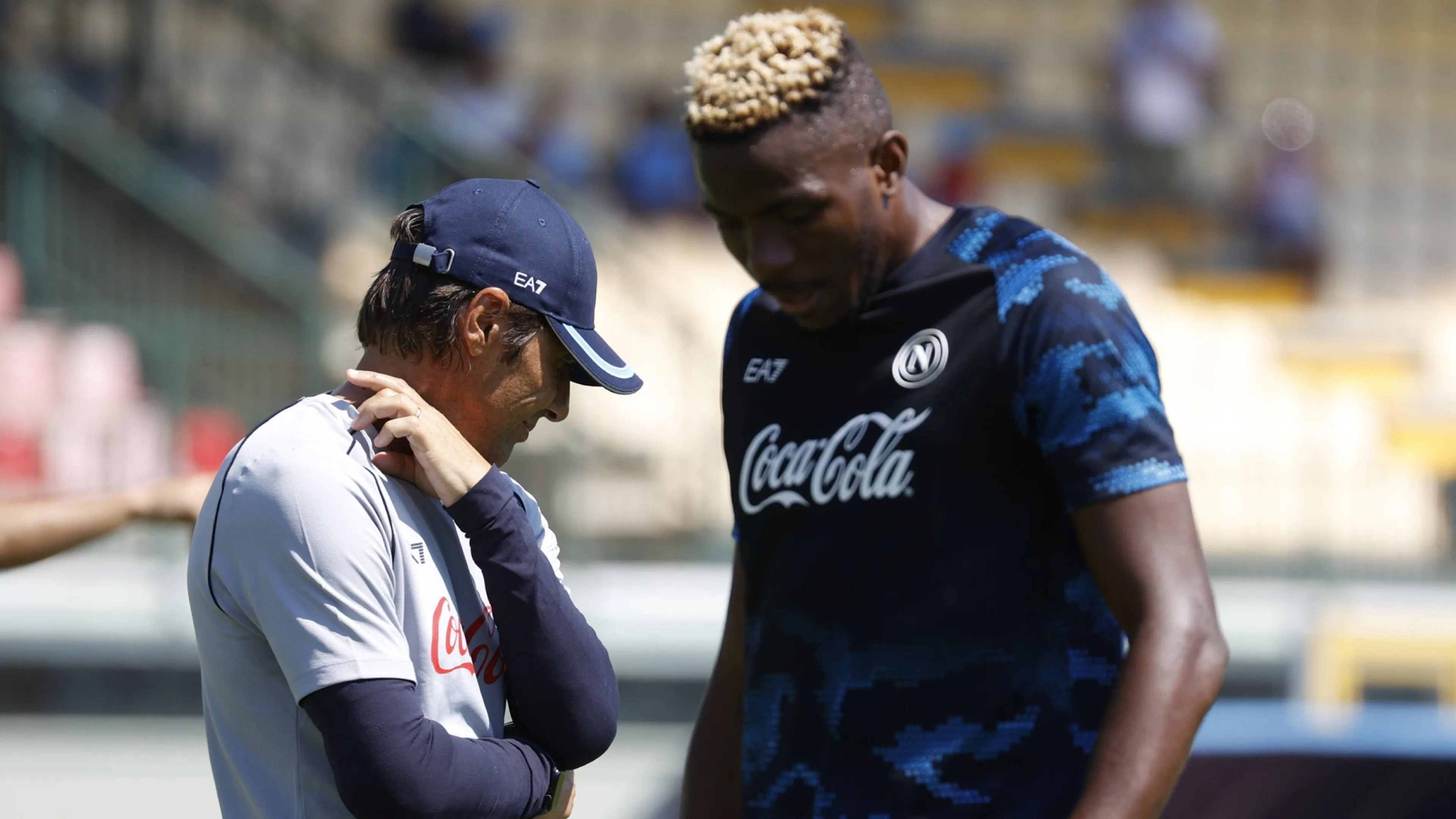 Copertina di Napoli, si apre uno scenario nefasto per Osimhen. E i tifosi bloccano l'arrivo di Zalewski per colpa di un video