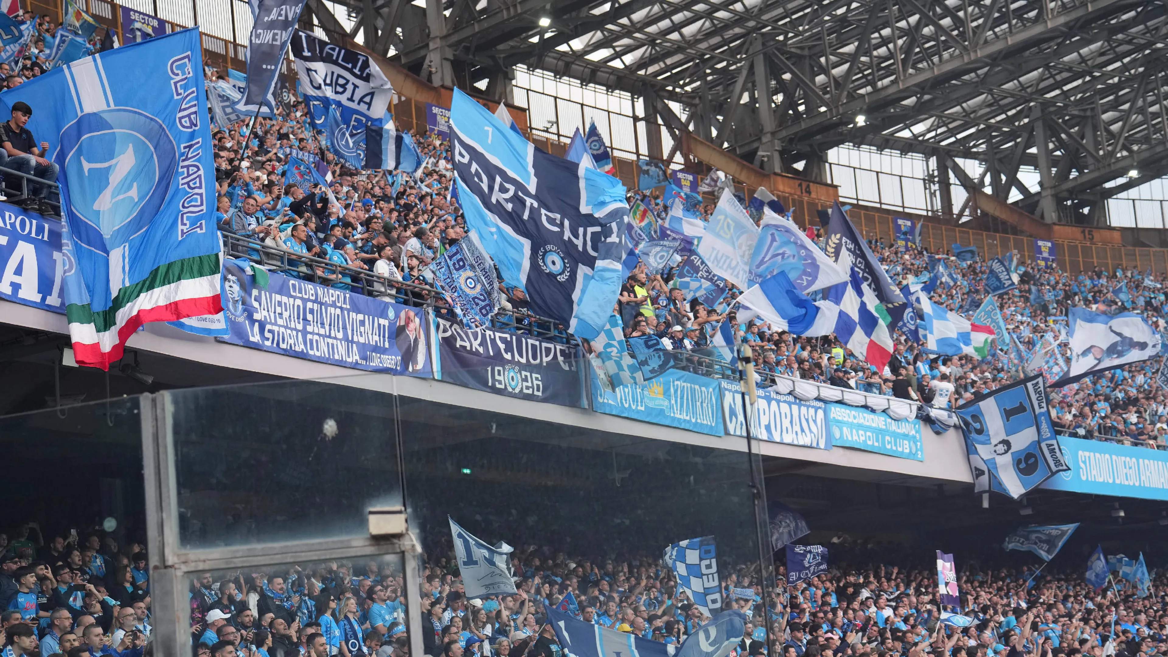 Napoli, abbonamenti da record: il Maradona pronto a esplodere di passione!
