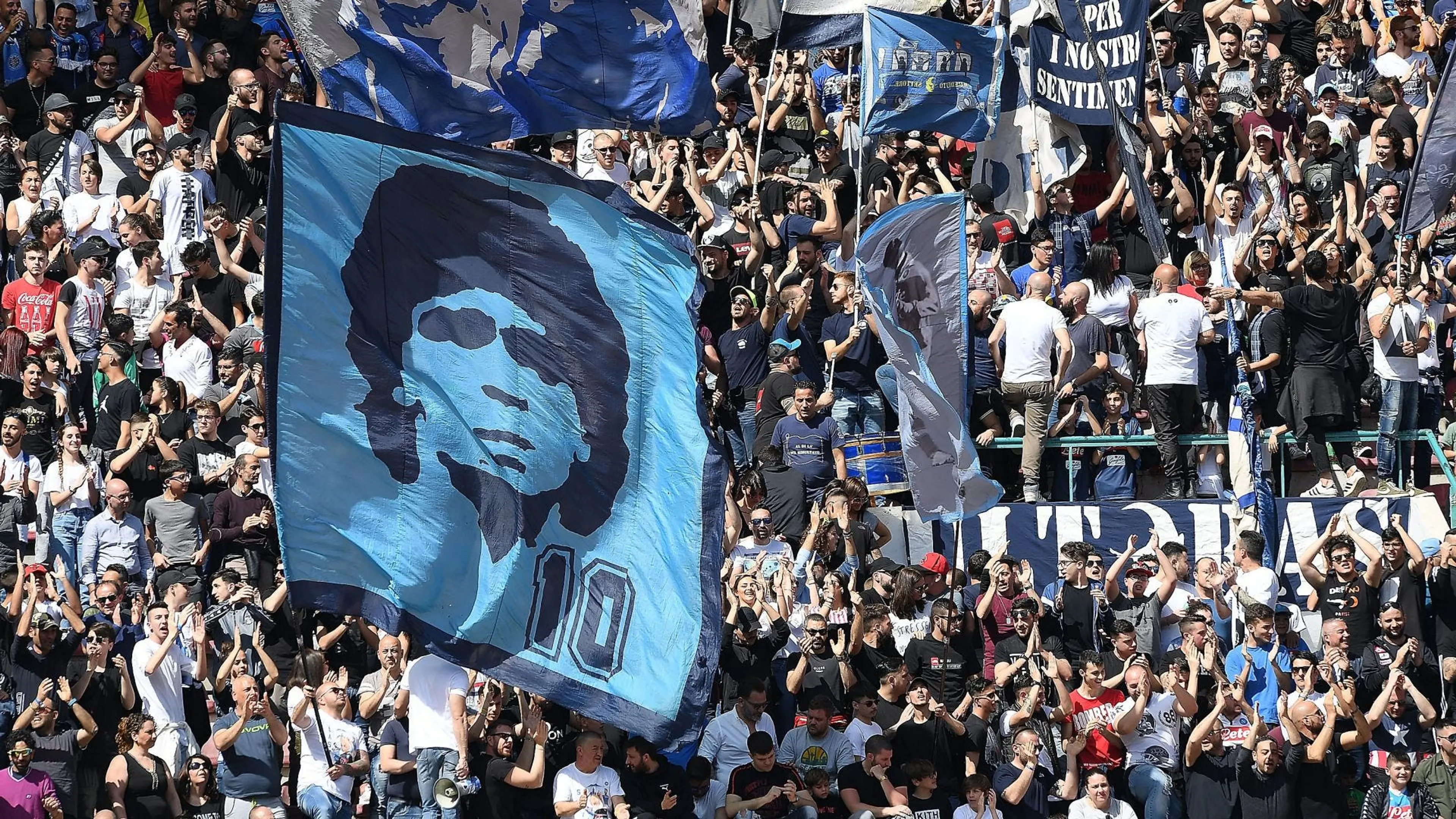 Copertina di Class action dei tifosi napoletani contro l’UEFA per l’arbitraggio di Milan-Napoli: chiesto maxi risarcimento