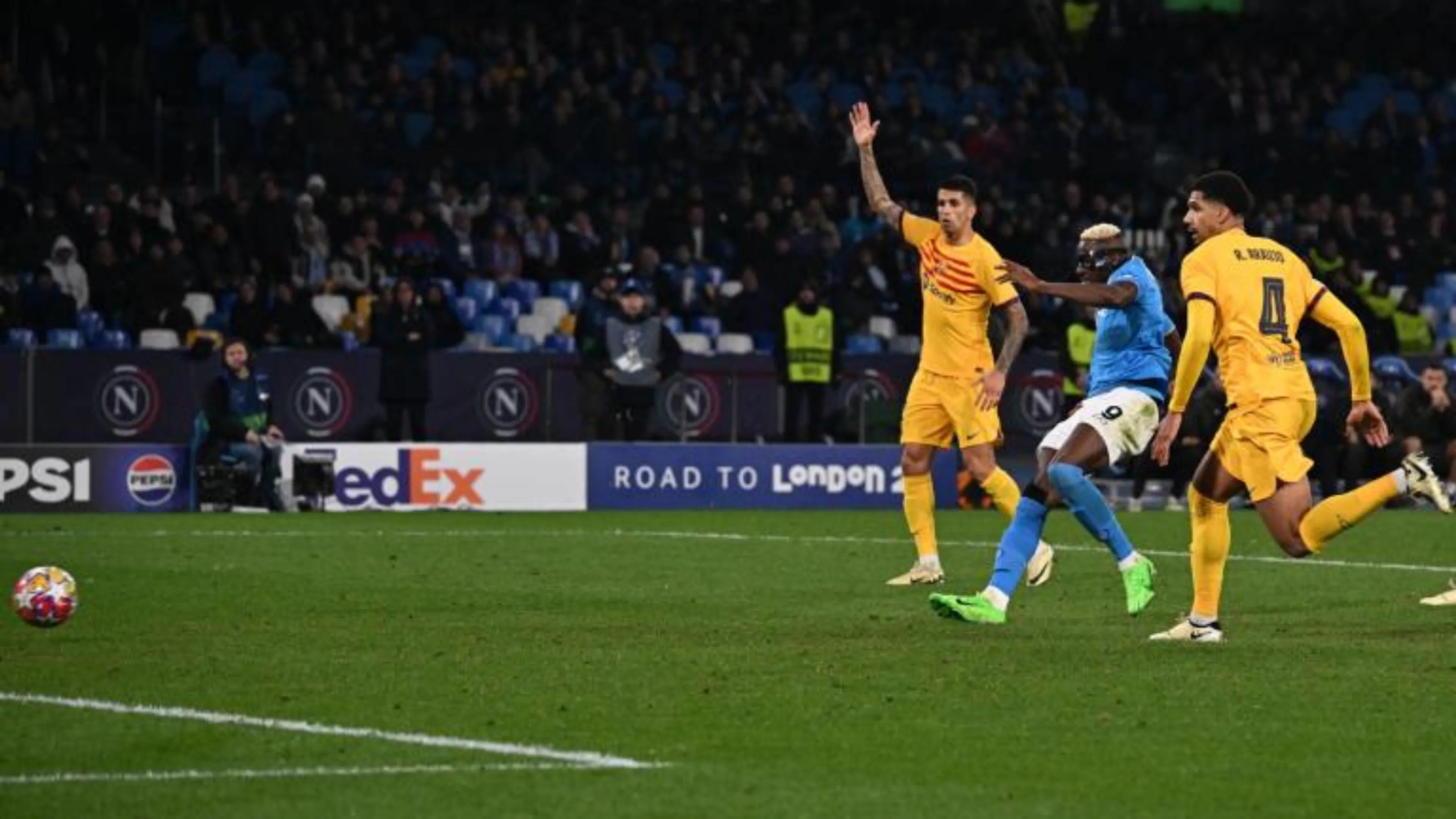 Copertina di Napoli-Barcellona, Calzona: "Tanto disordine in campo, ma ci abbiamo messo l'anima"