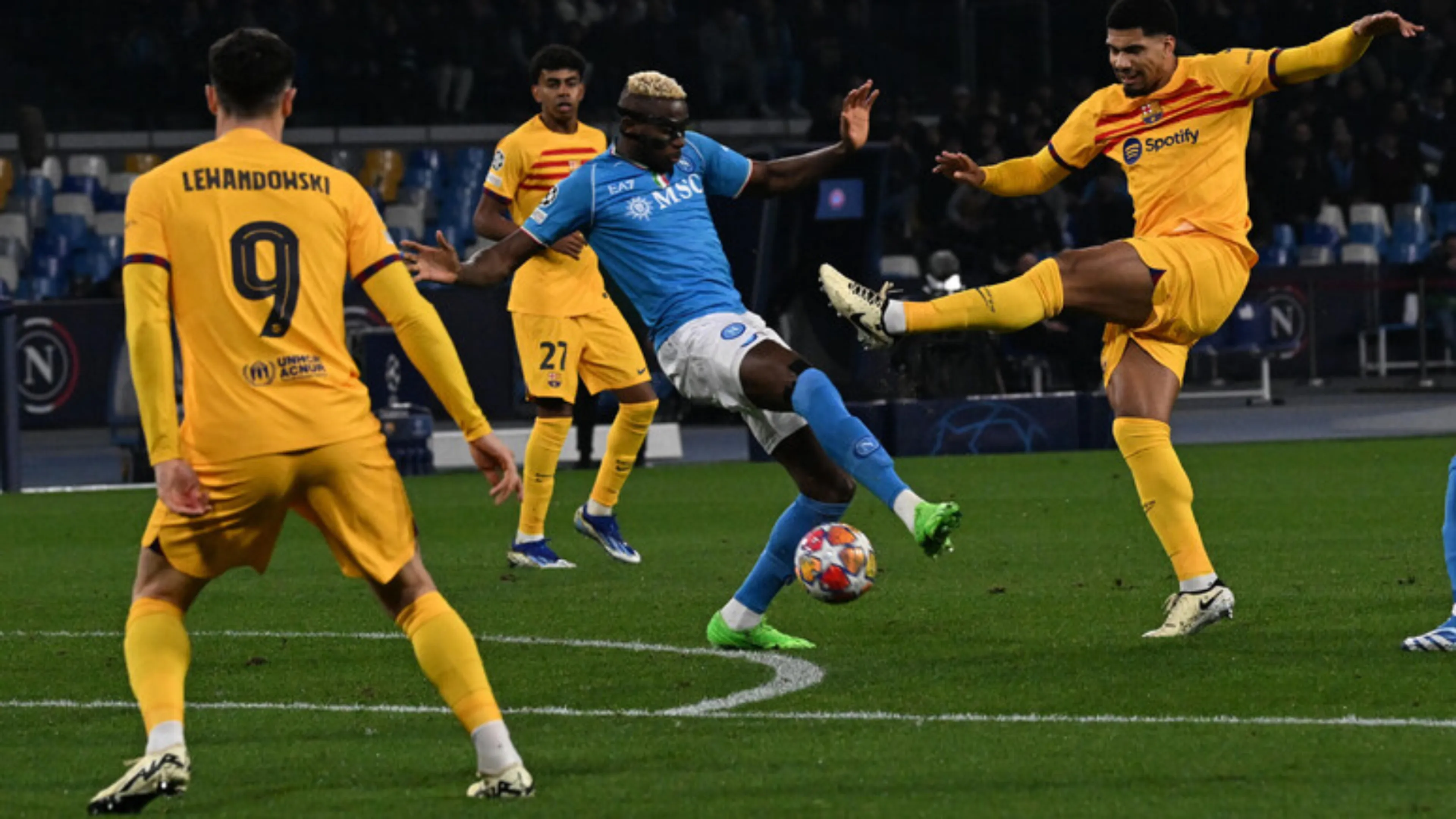 Copertina di Napoli-Barcellona: i due bomber rimandano la qualificazione al ritorno