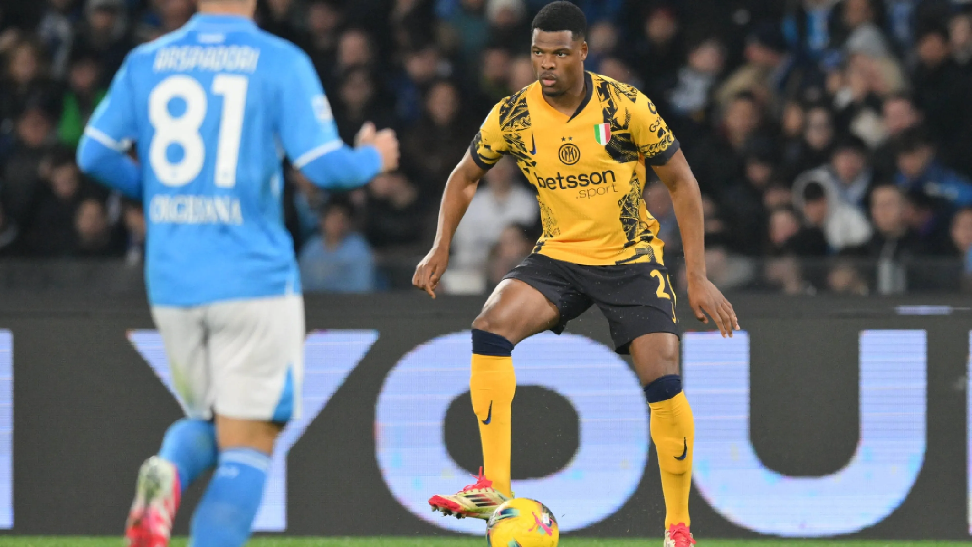 Copertina di Napoli-inter, polemica per il braccio non sanzionato di Dumfries: la spiegazione del mancato fischio