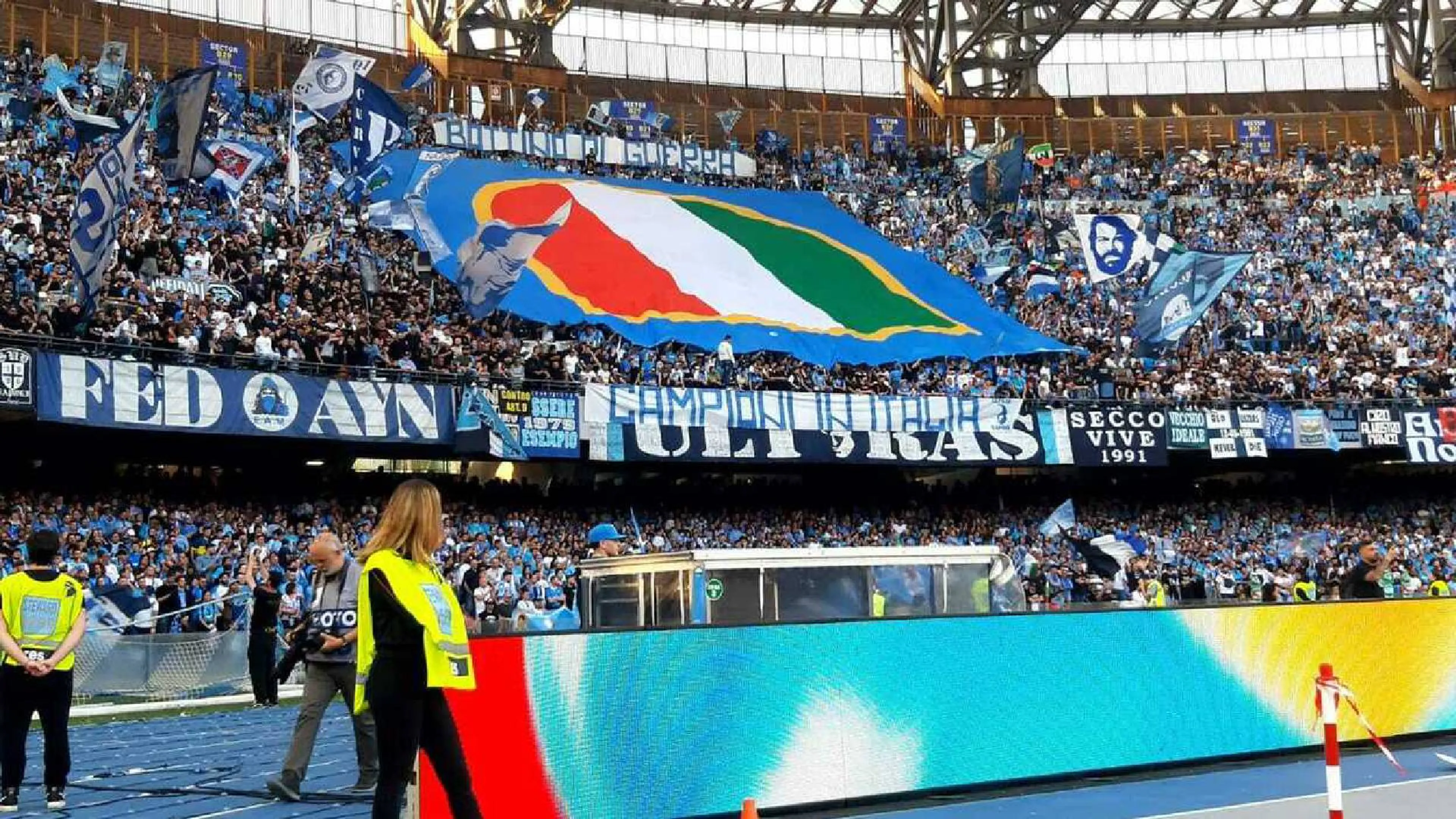 Copertina di Perché nella Curva B del Napoli campeggiava un enorme Scudetto rovesciato?
