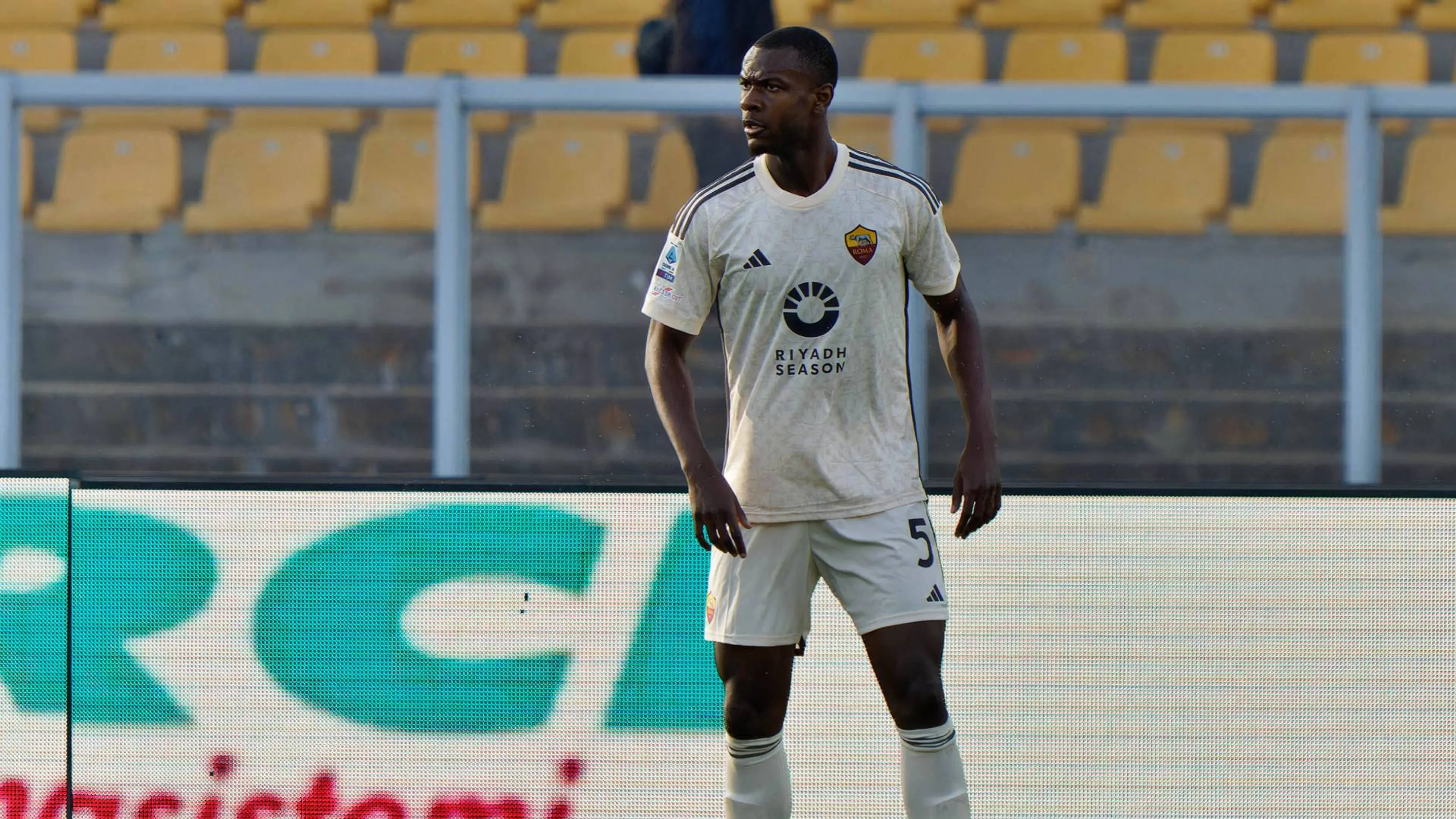 Copertina di Udinese-Roma, Ndicka si accascia in campo ed esce in barella: gara sospesa