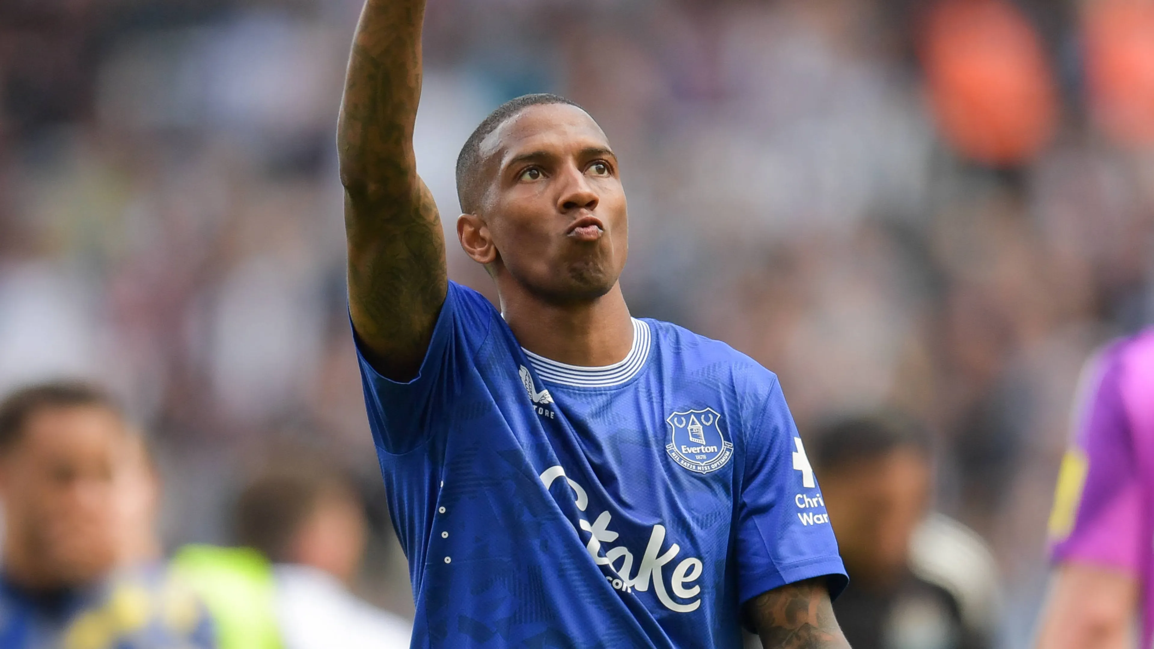 Immortale Ashley Young: nuovo contratto firmato a 40 anni!