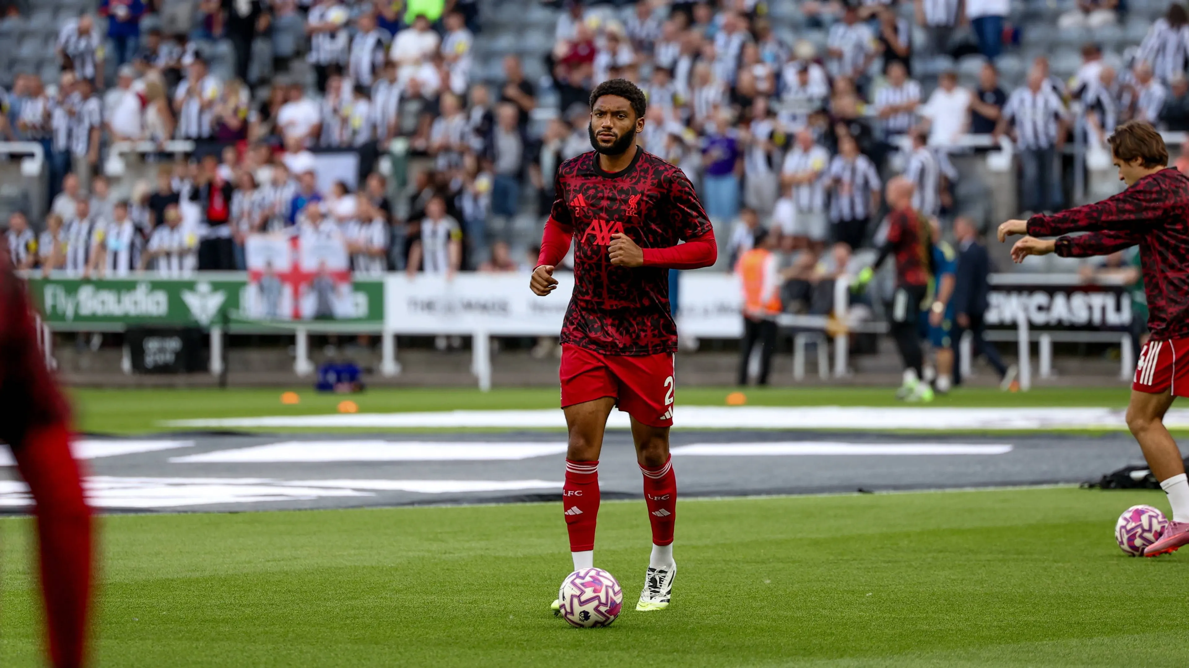 Milan, scende Akanji e sale un altro nome dalla Premier: Joe Gomez del Liverpool