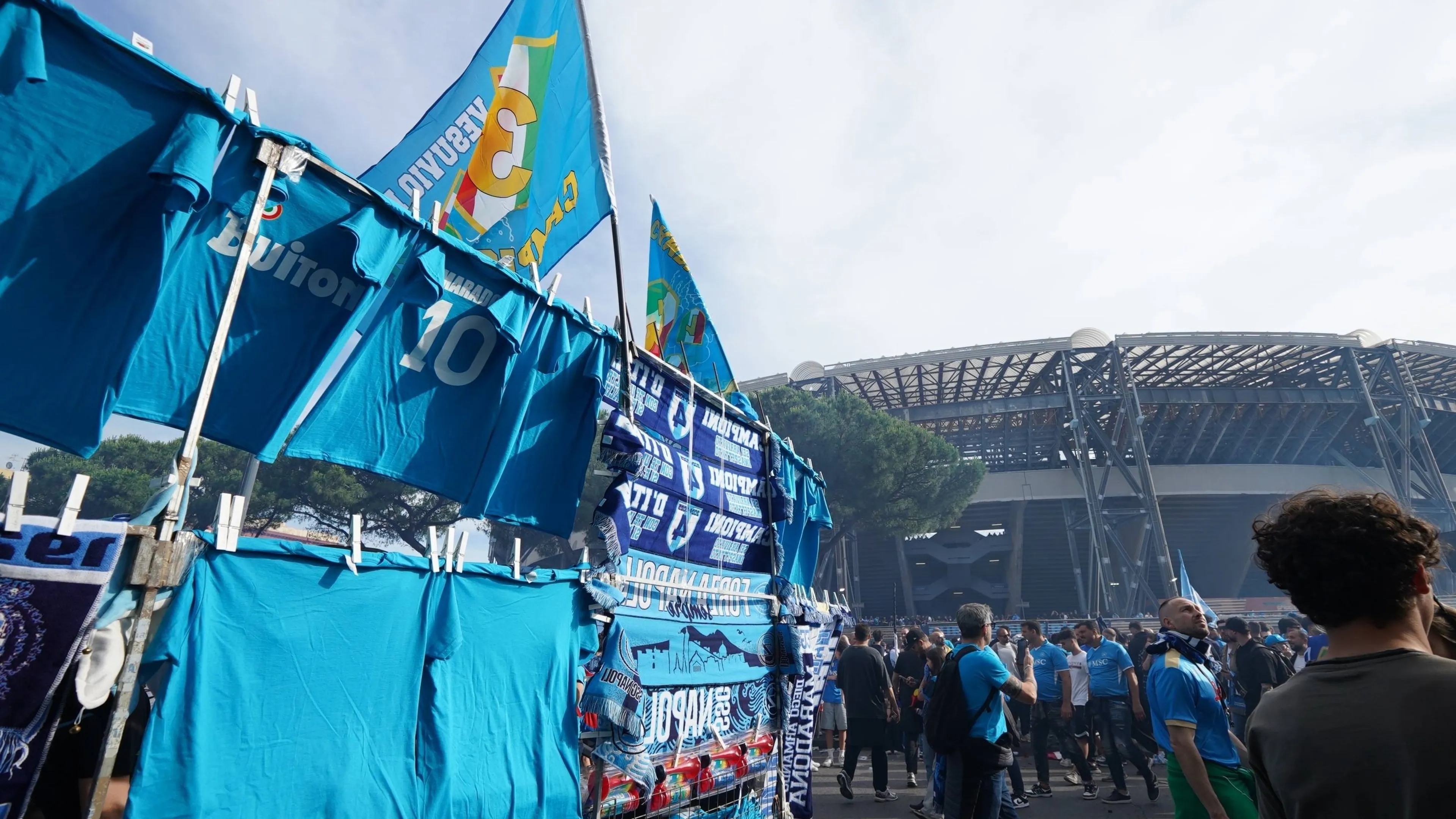 Copertina di News Napoli supporters before during and after the last Serie A match against Cagliari Napoli supporters before the match against Cagliari outside th Diego Armando Maradona Stadium in Fuorigrotta during Napoli supporters before during and after the last Serie A match against Cagliari News in Naples Italy May 23 2025 Naples Naples Italy Copyright xSaraxEspositox xLiveMediax 0820591701st