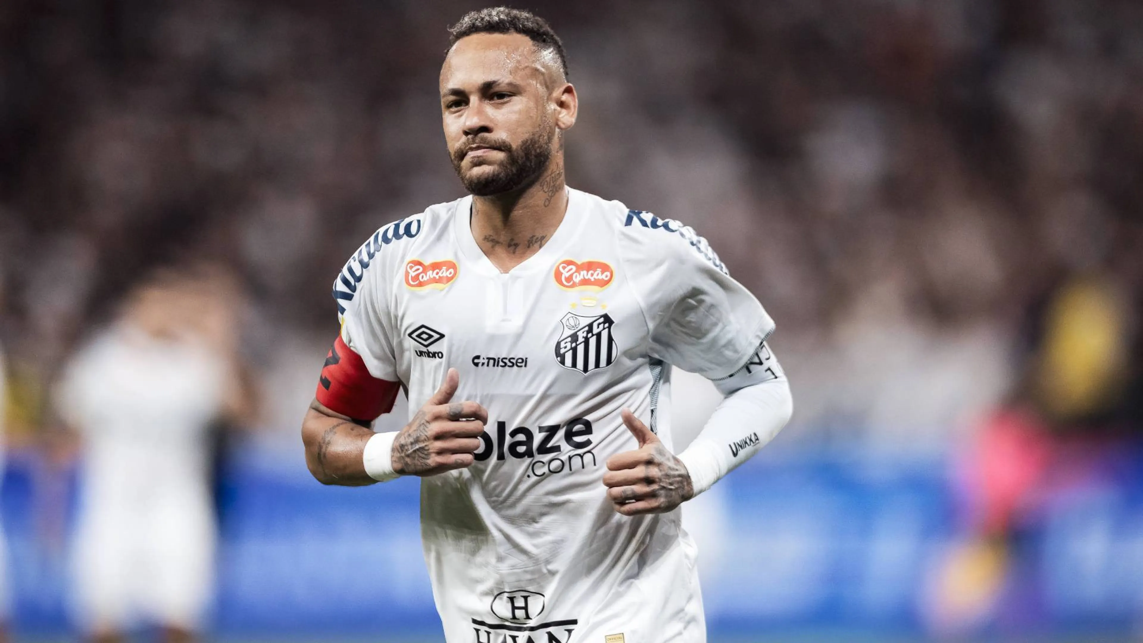 Neymar è già un caso al Santos: il pubblico lo fischia, lui risponde provocando