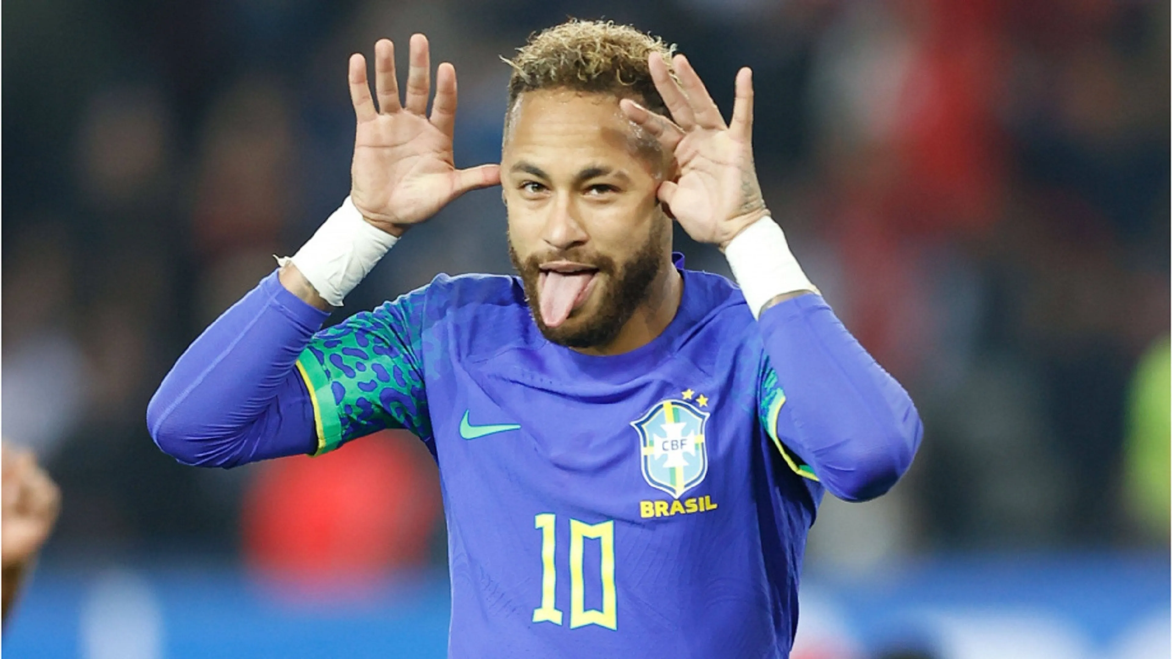 Neymar pizzicato a baciare due ragazze, tutta la delusione della compagna incinta in un messaggio