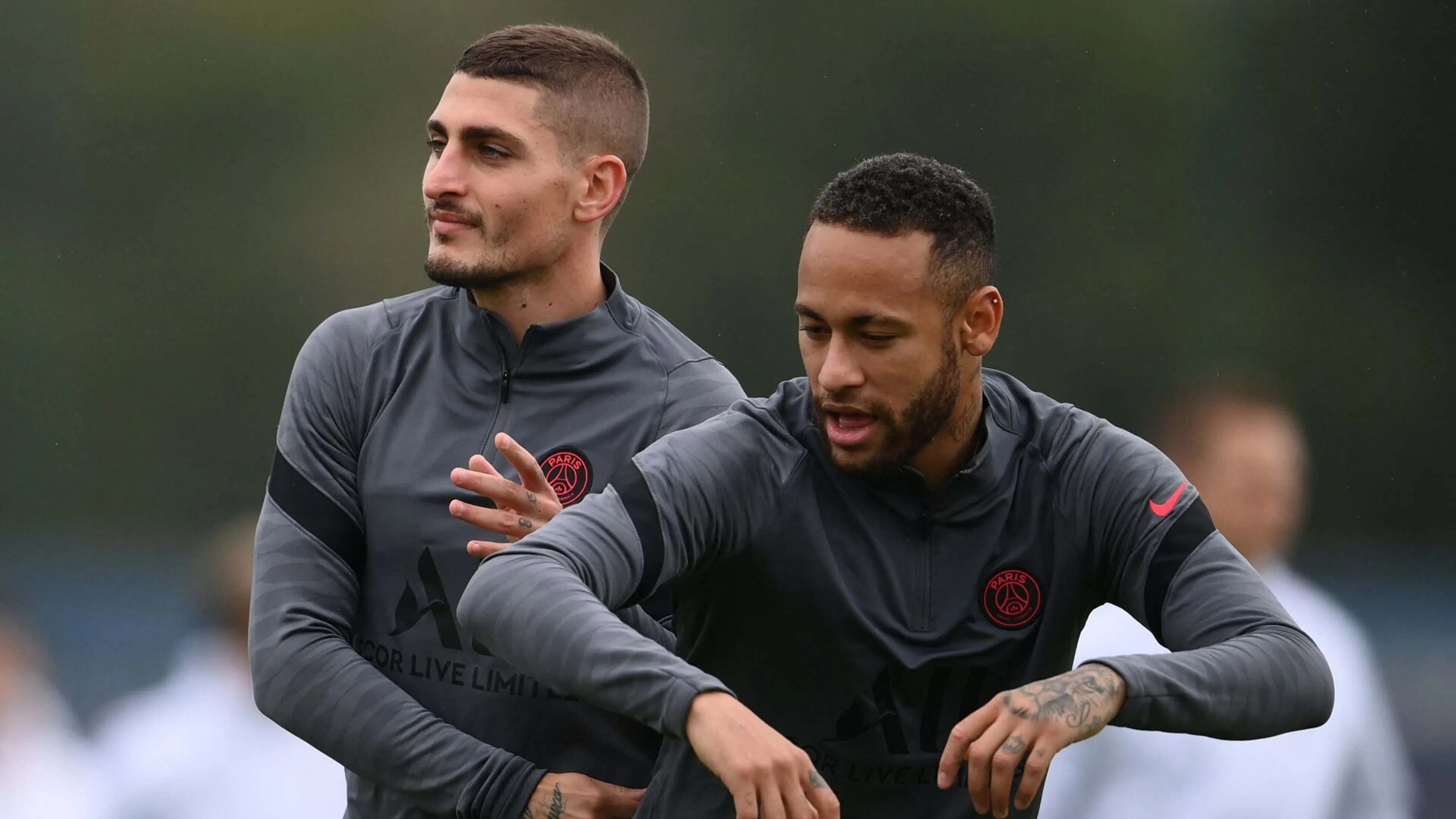 Copertina di Psg, anche Neymar ai piedi di Verratti: “Ai livelli di Xavi e Iniesta. È un genio”
