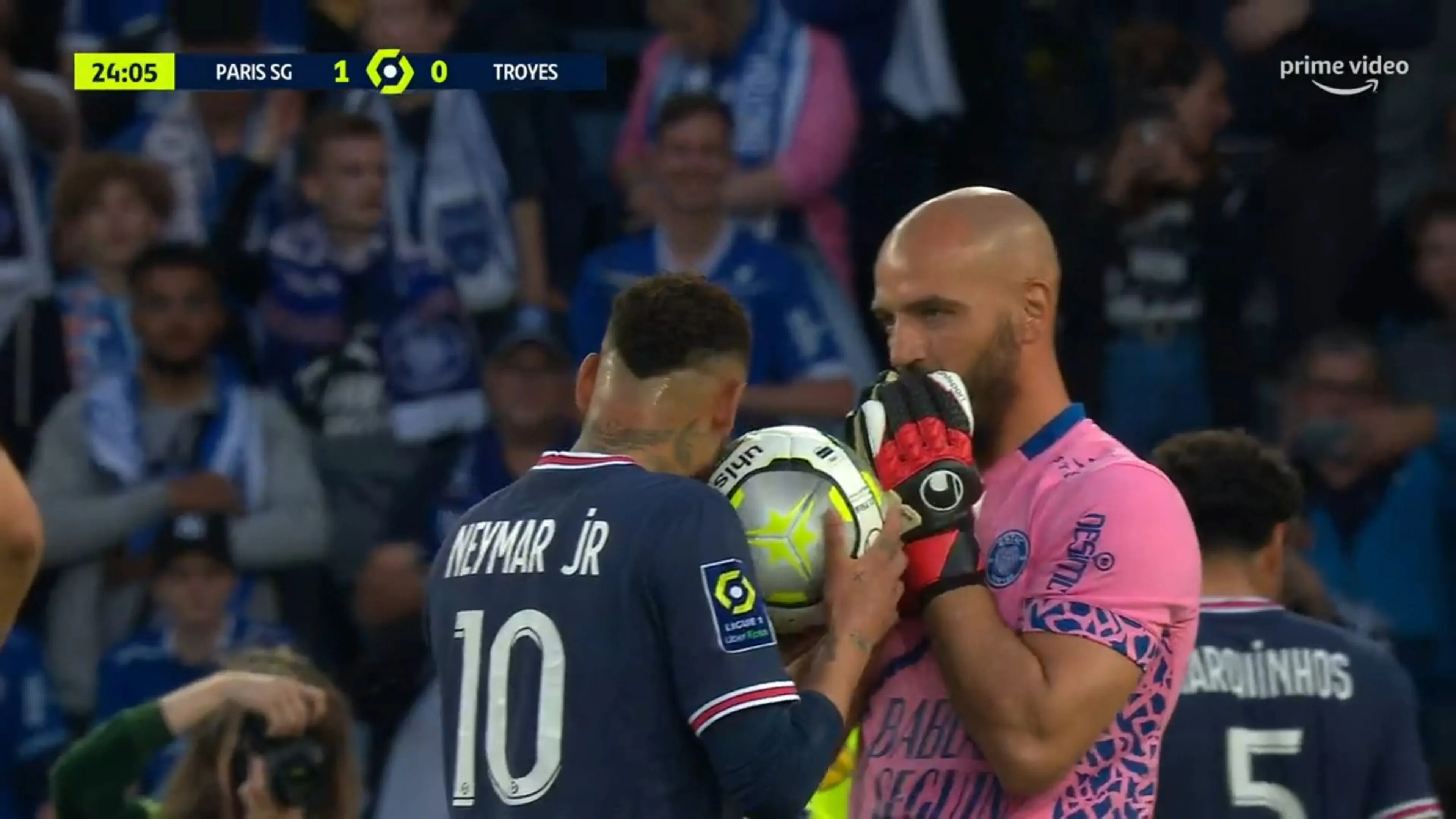 Copertina di La bizzarra richiesta del portiere del Troyes a Neymar prima del rigore. Il brasiliano se la ride…