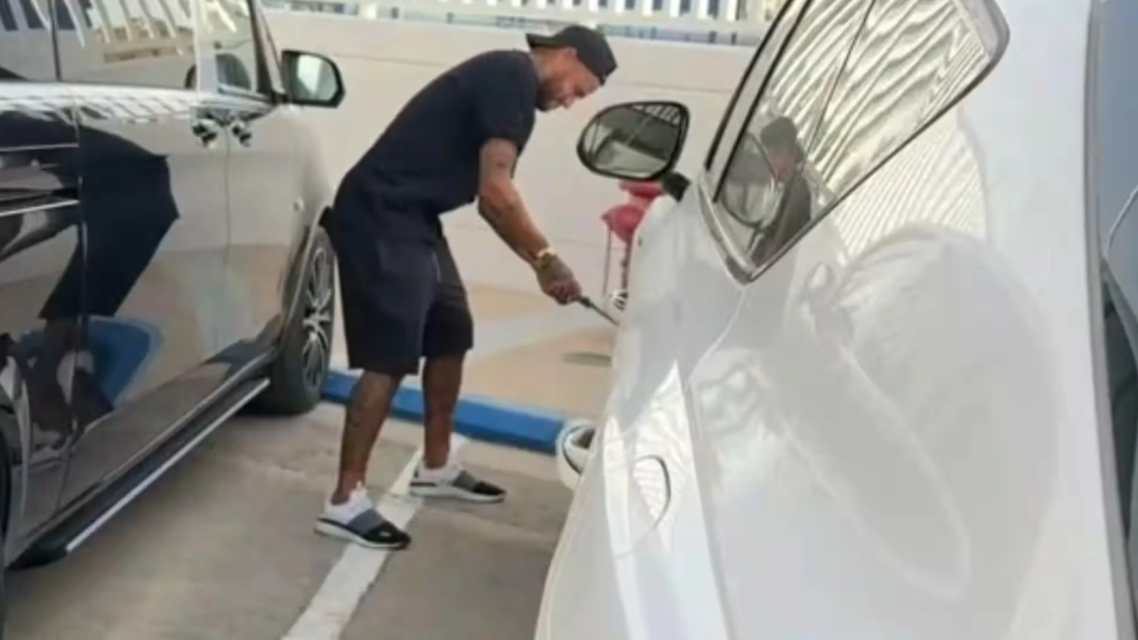 Copertina di Renan Lodi lega i lacci a Neymar: l'ex PSG gli buca le gomme (VIDEO)