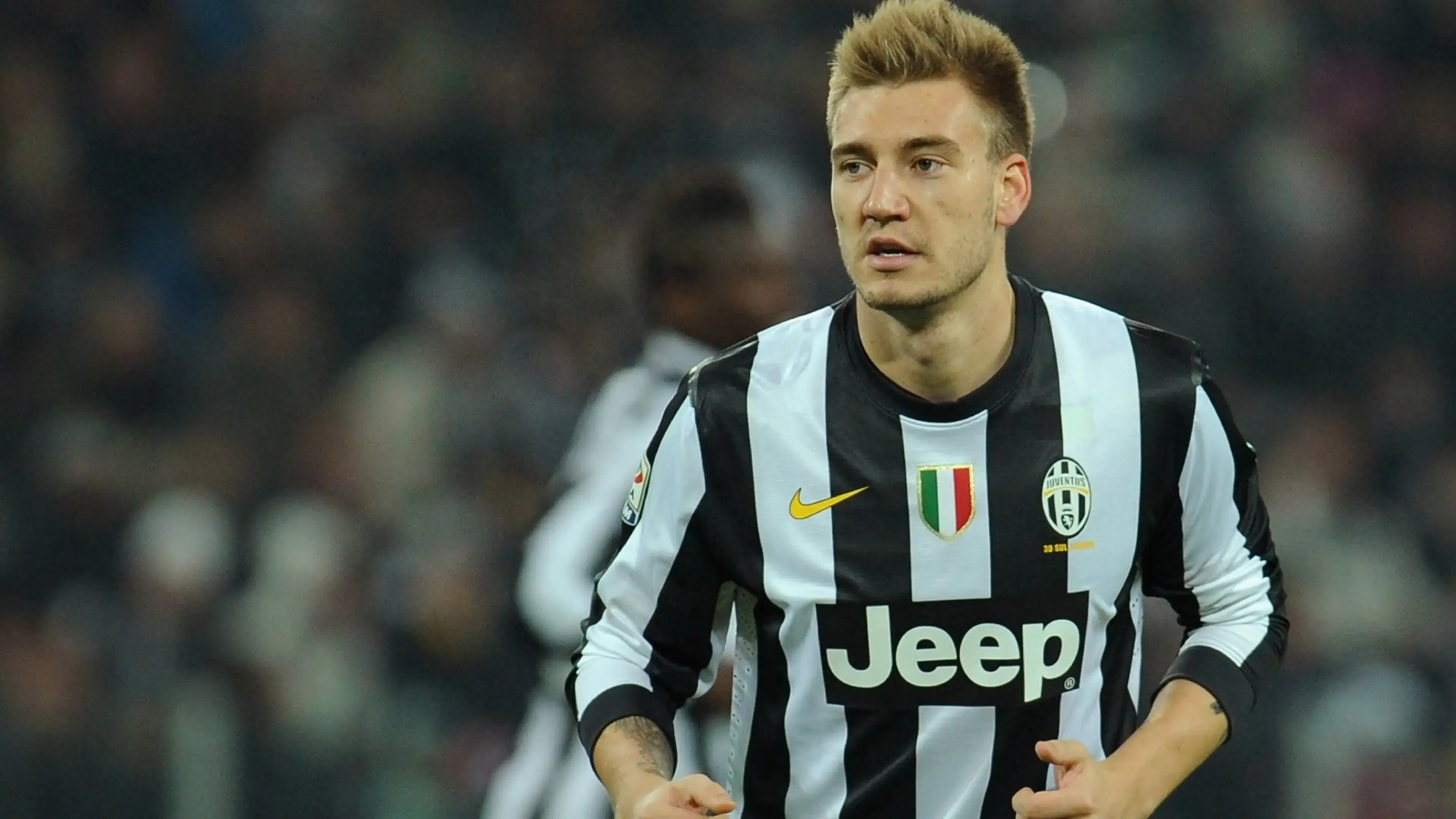 Copertina di Bendtner, i metodi di Conte e l'ossessione gastronomica di Chiellini