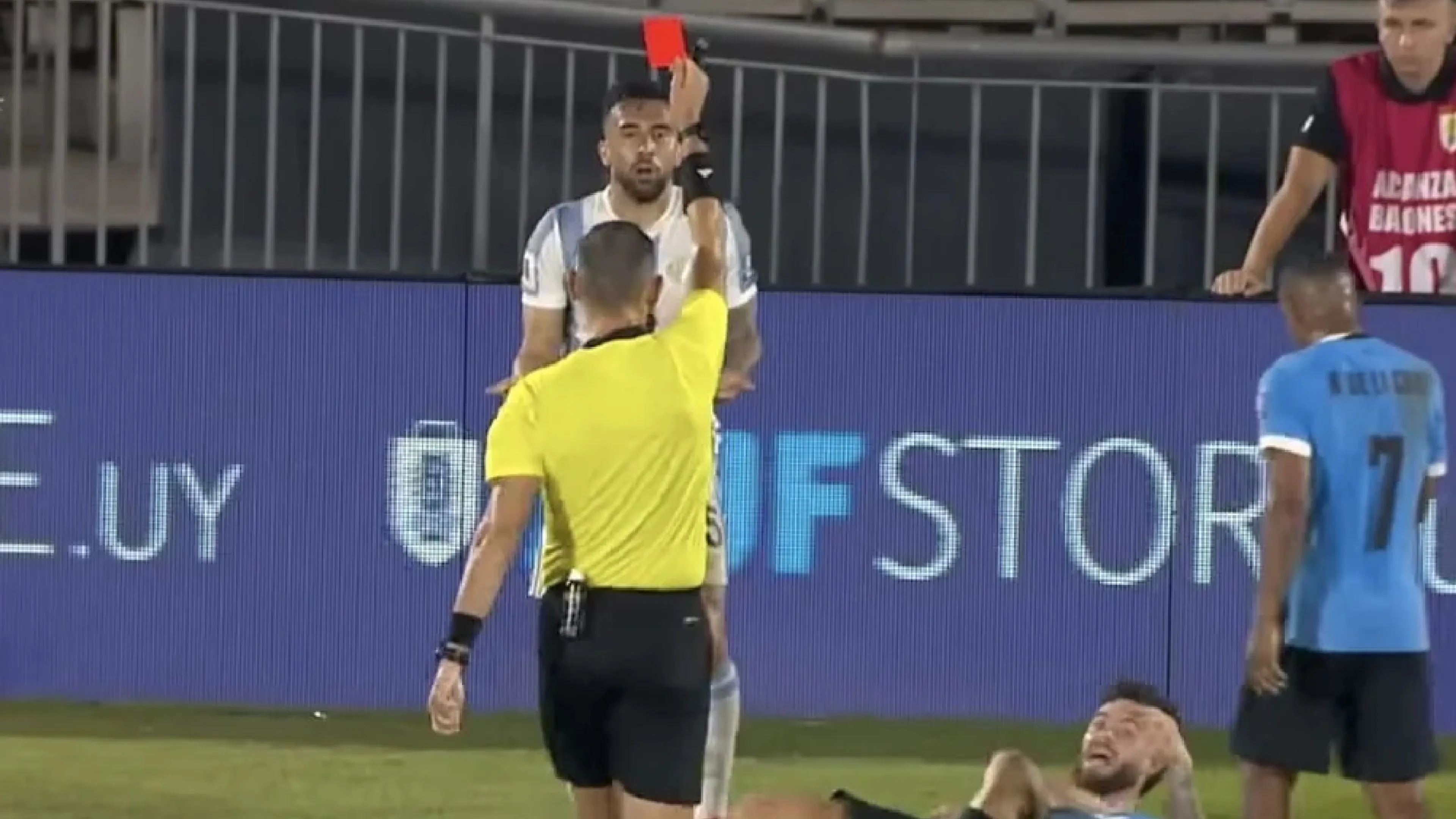 Calcio in faccia all'avversario e cartellino rosso! Argentina, Nico Gonzalez gioca meno di mezz'ora e viene espulso (VIDEO)