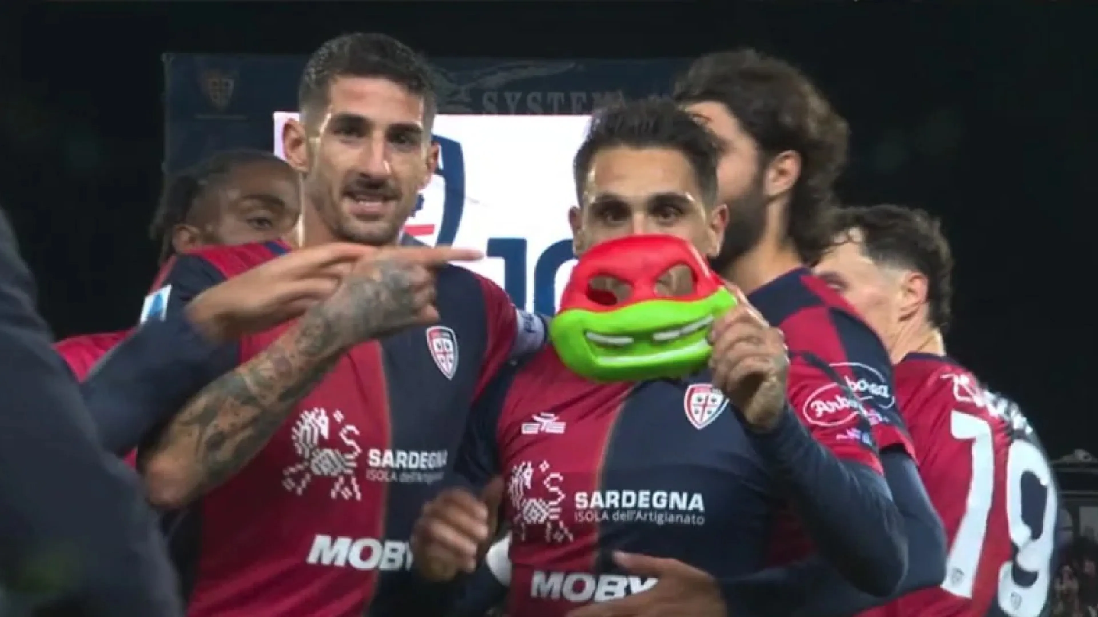 Viola fa gol ed esulta con una tartaruga ninja: la dedica è a un piccolo tifoso del Cagliari appena scomparso