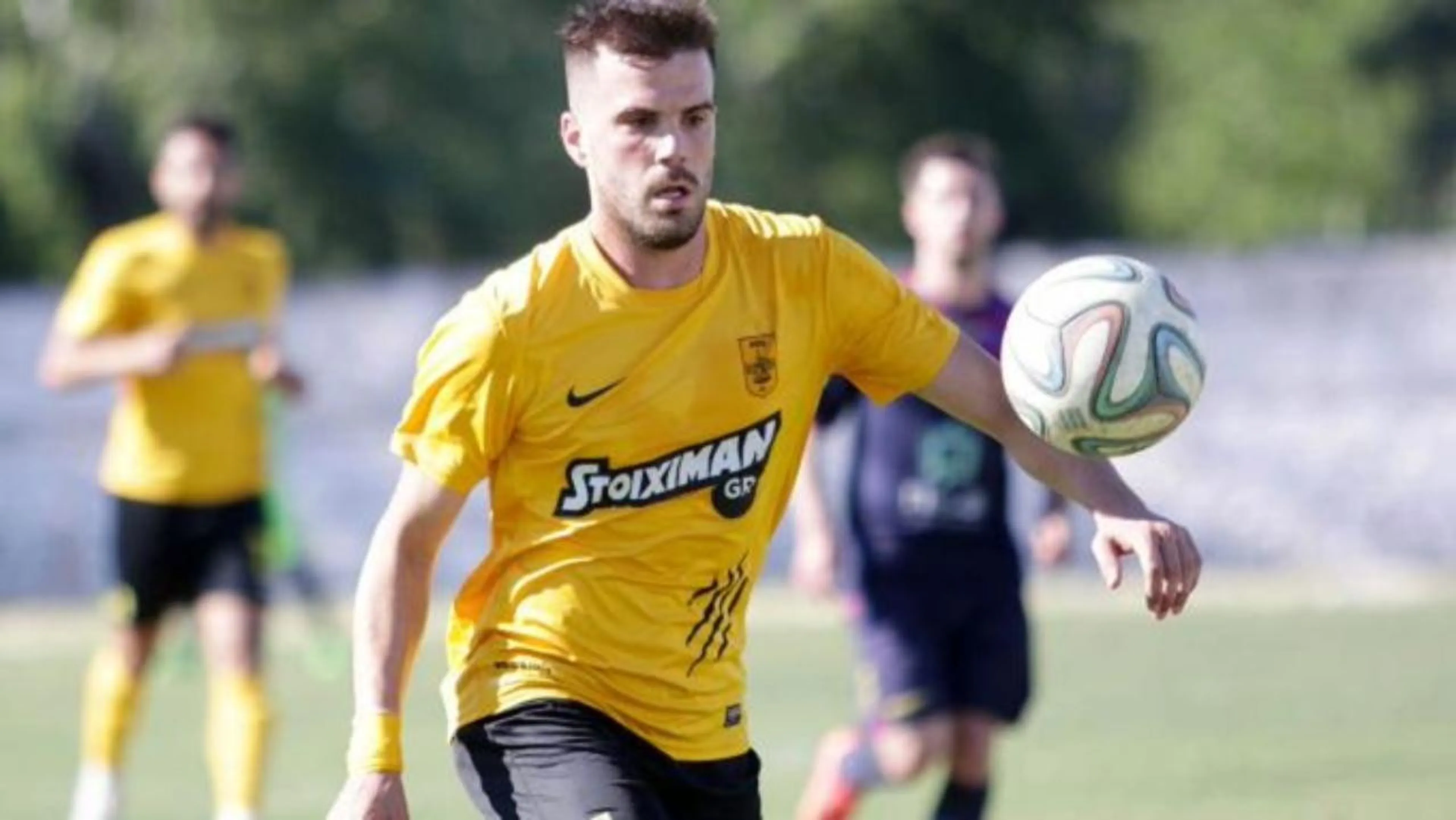 Copertina di Shock nel calcio greco: Nikos Tsoumanis trovato morto nella sua auto