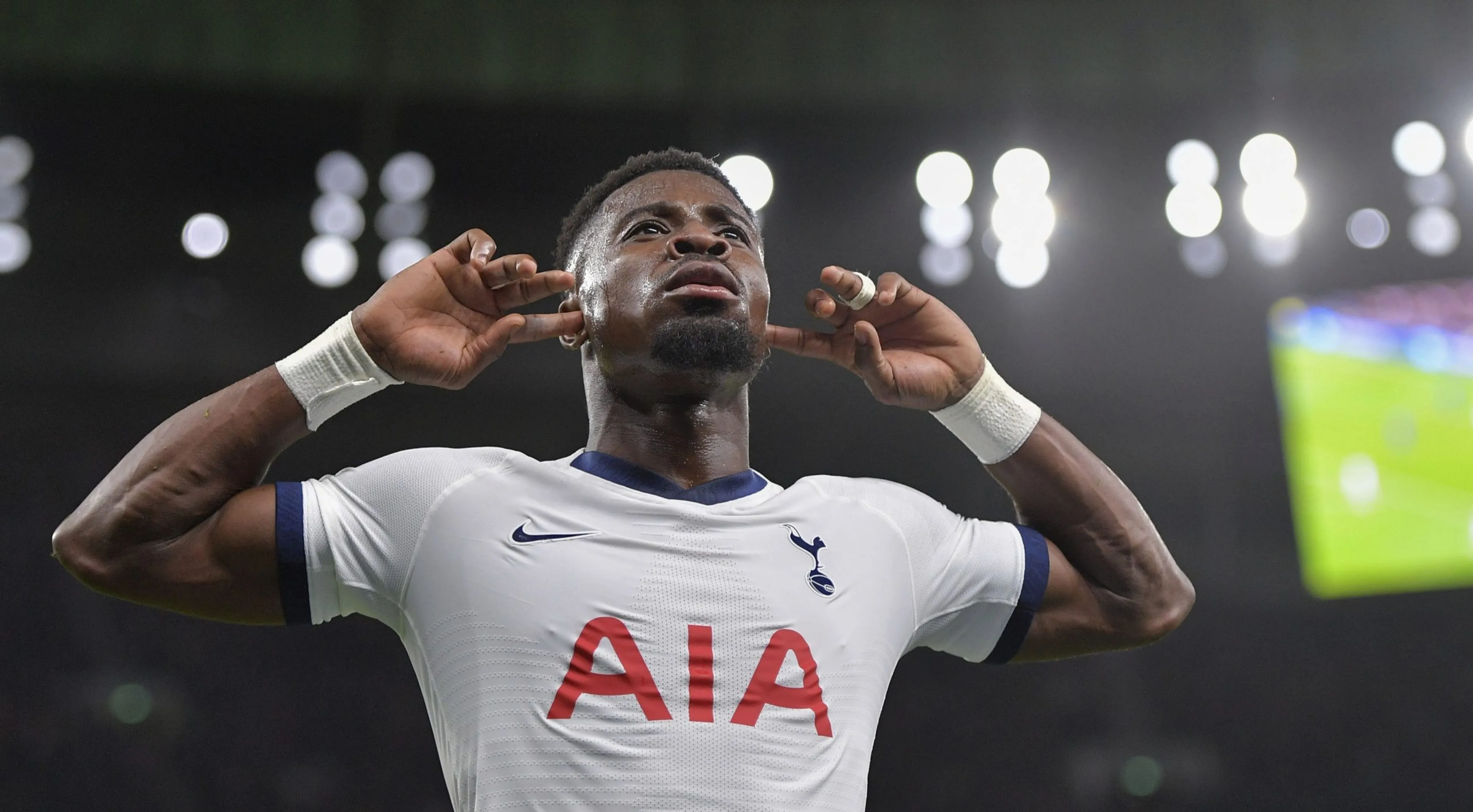 Copertina di L’ira di Aurier, Mourinho lo sostituisce e lui se ne va a casa