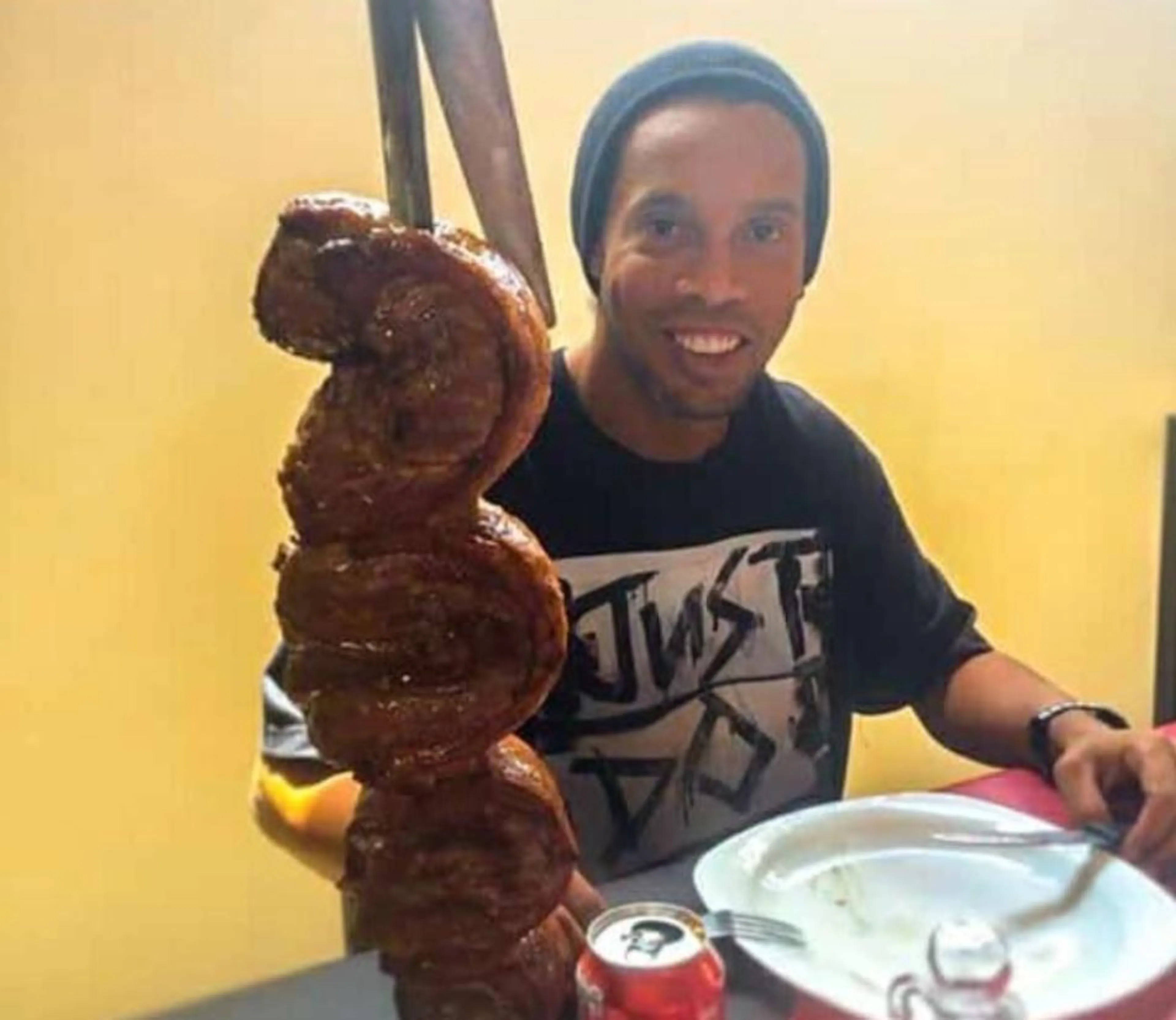 Copertina di Ronaldinho, super barbecue in carcere per il suo compleanno