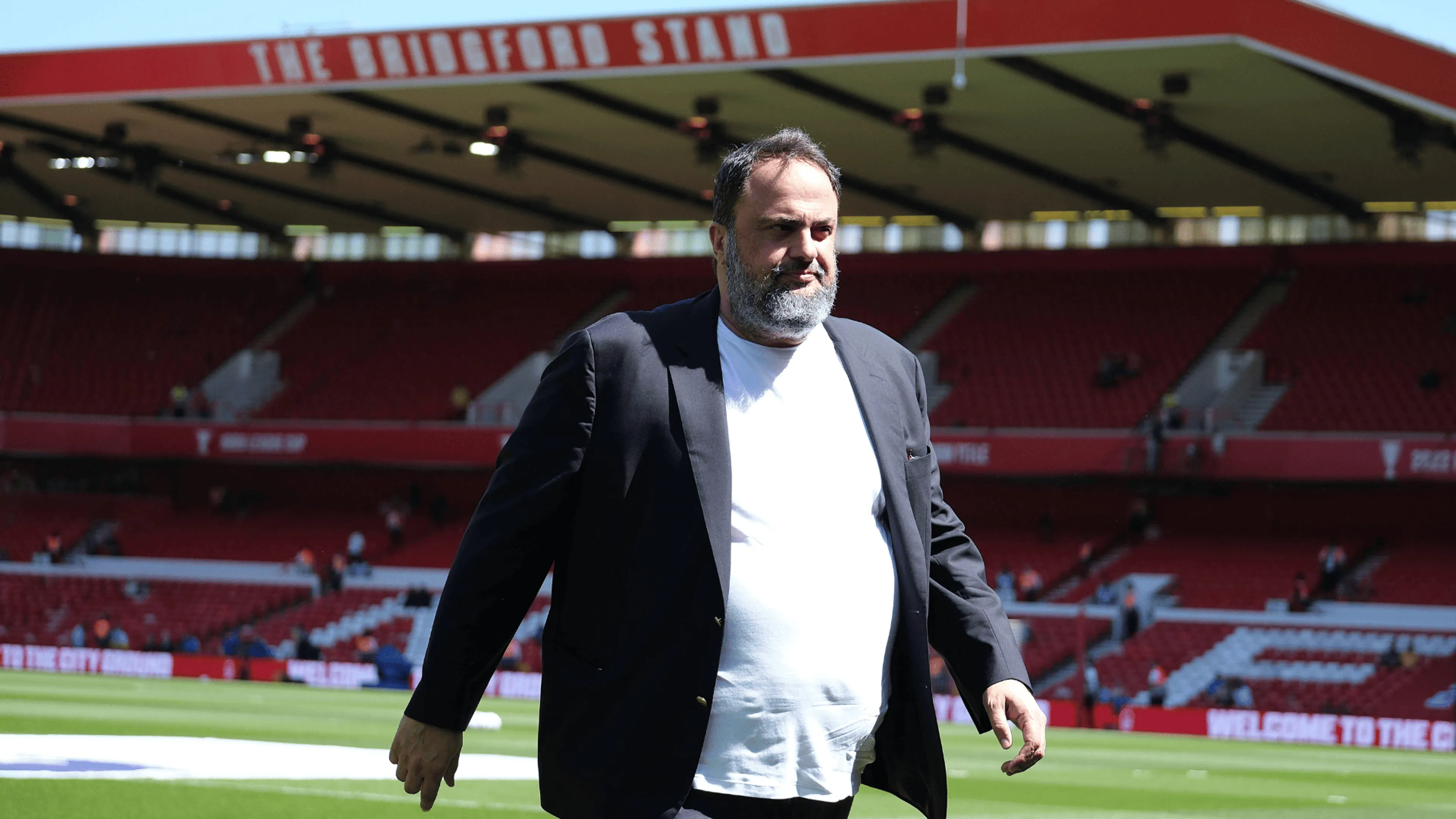 Clamoroso Nottingham Forest! Il proprietario imbufalito con l’allenatore entra in campo dopo il pareggio col Leicester (VIDEO)