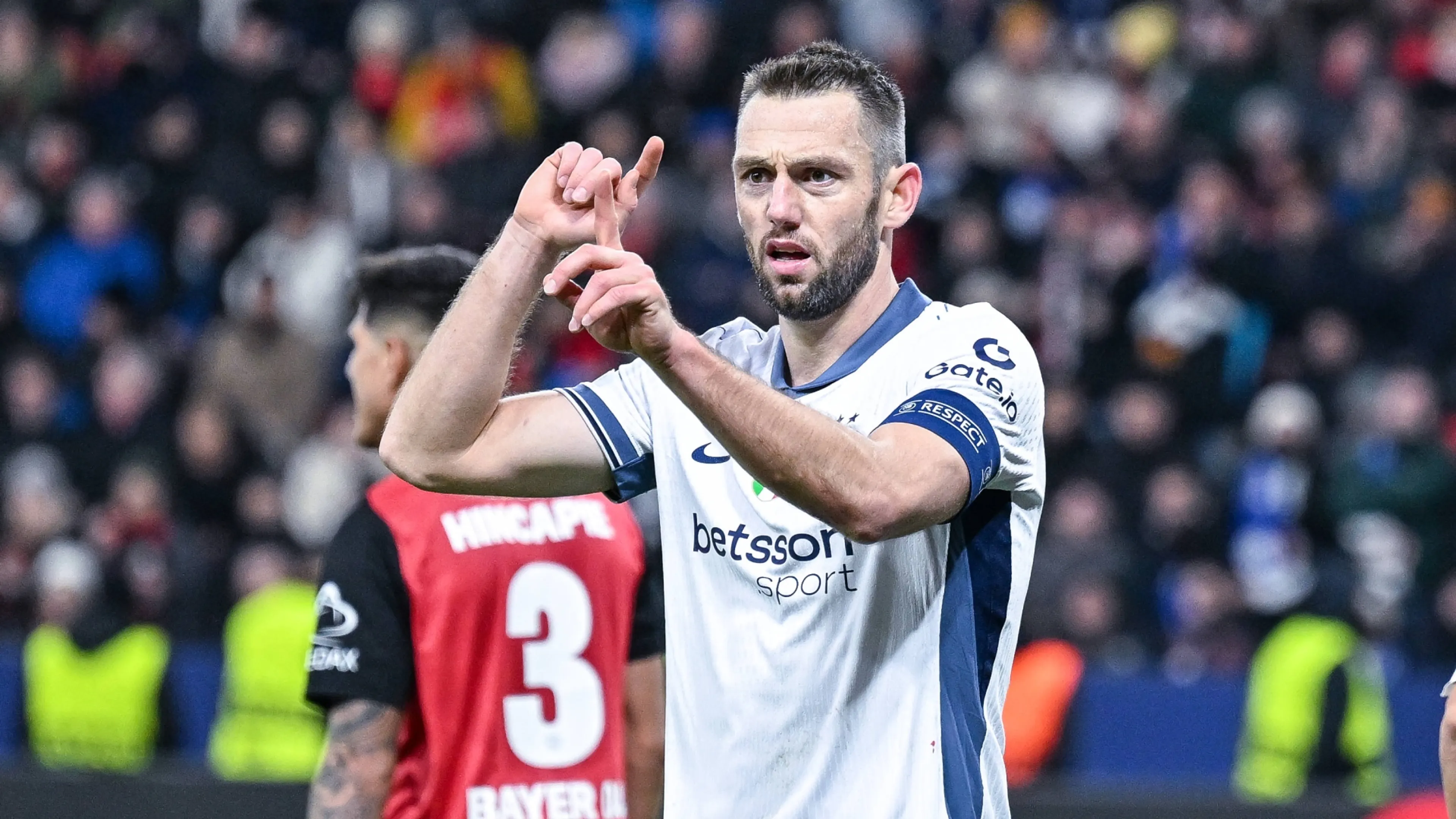 Copertina di Ma quale addio a giugno? Oaktree vuole rinnovare a de Vrij