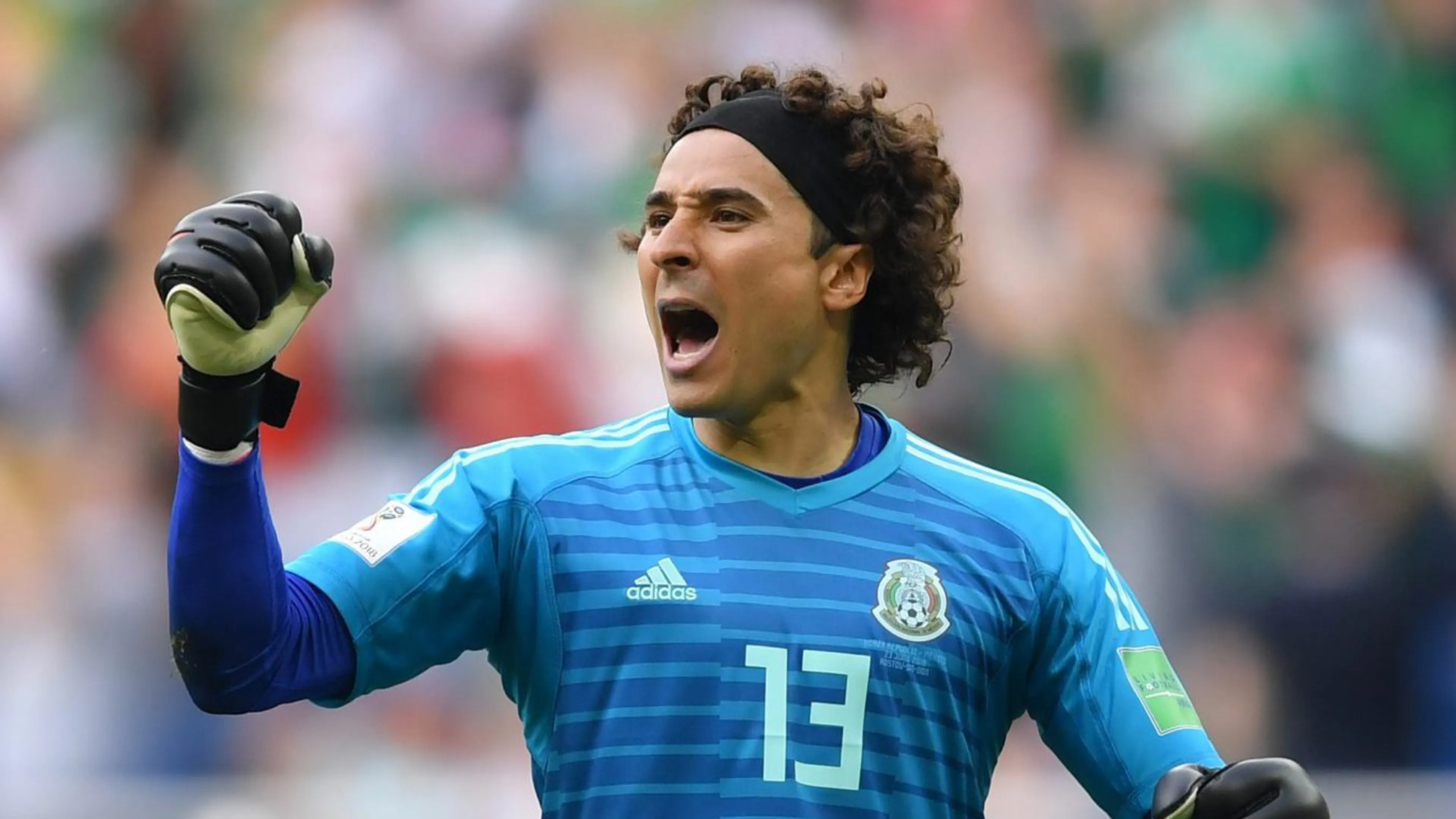 Copertina di Ochoa e la mano con sei dita, il portiere messicano fa chiarezza sulla questione