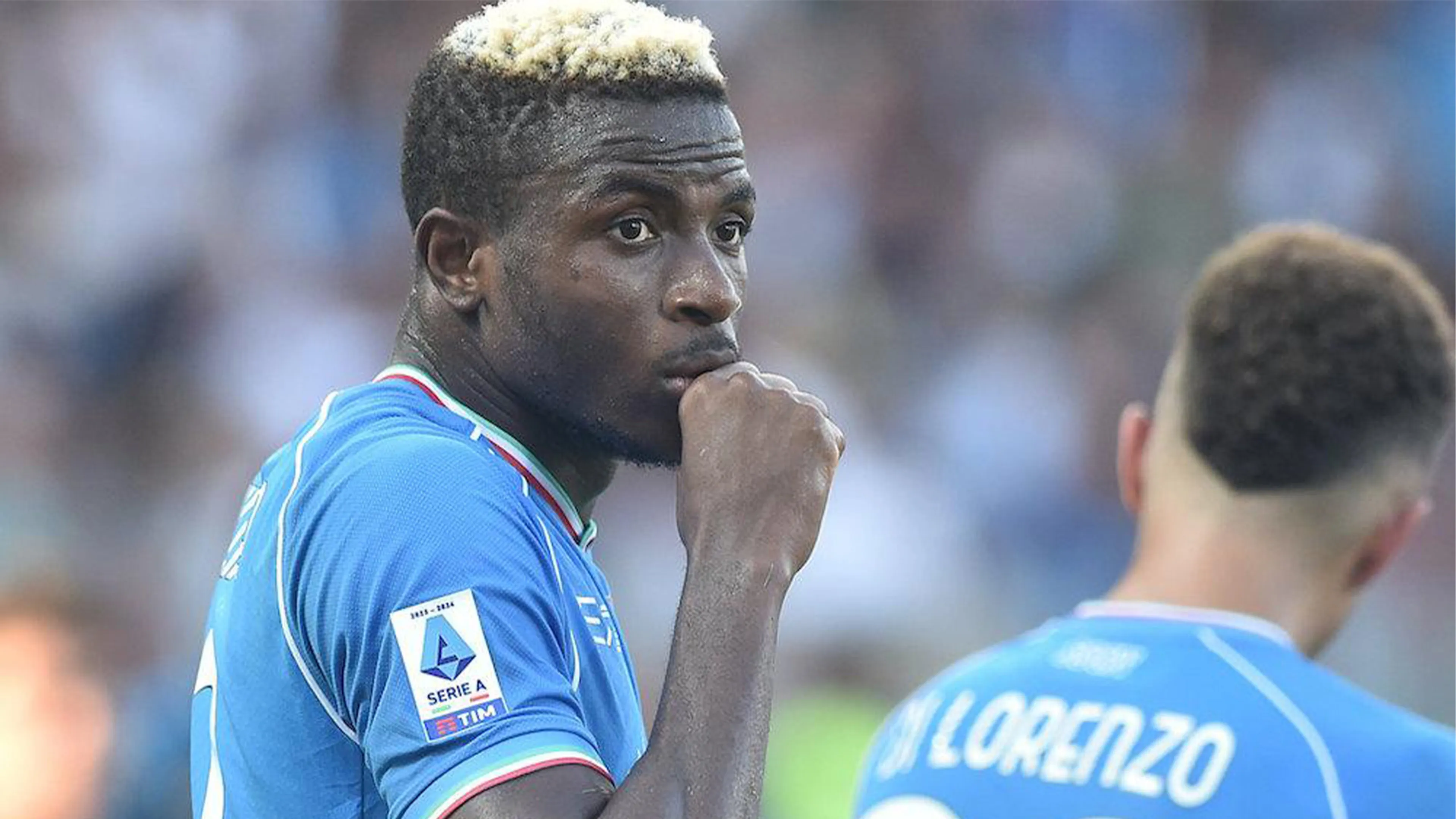 Copertina di L'offerta monstre per Osimhen che fa tentennare De Laurentiis. Il nigeriano spinge per andar via...