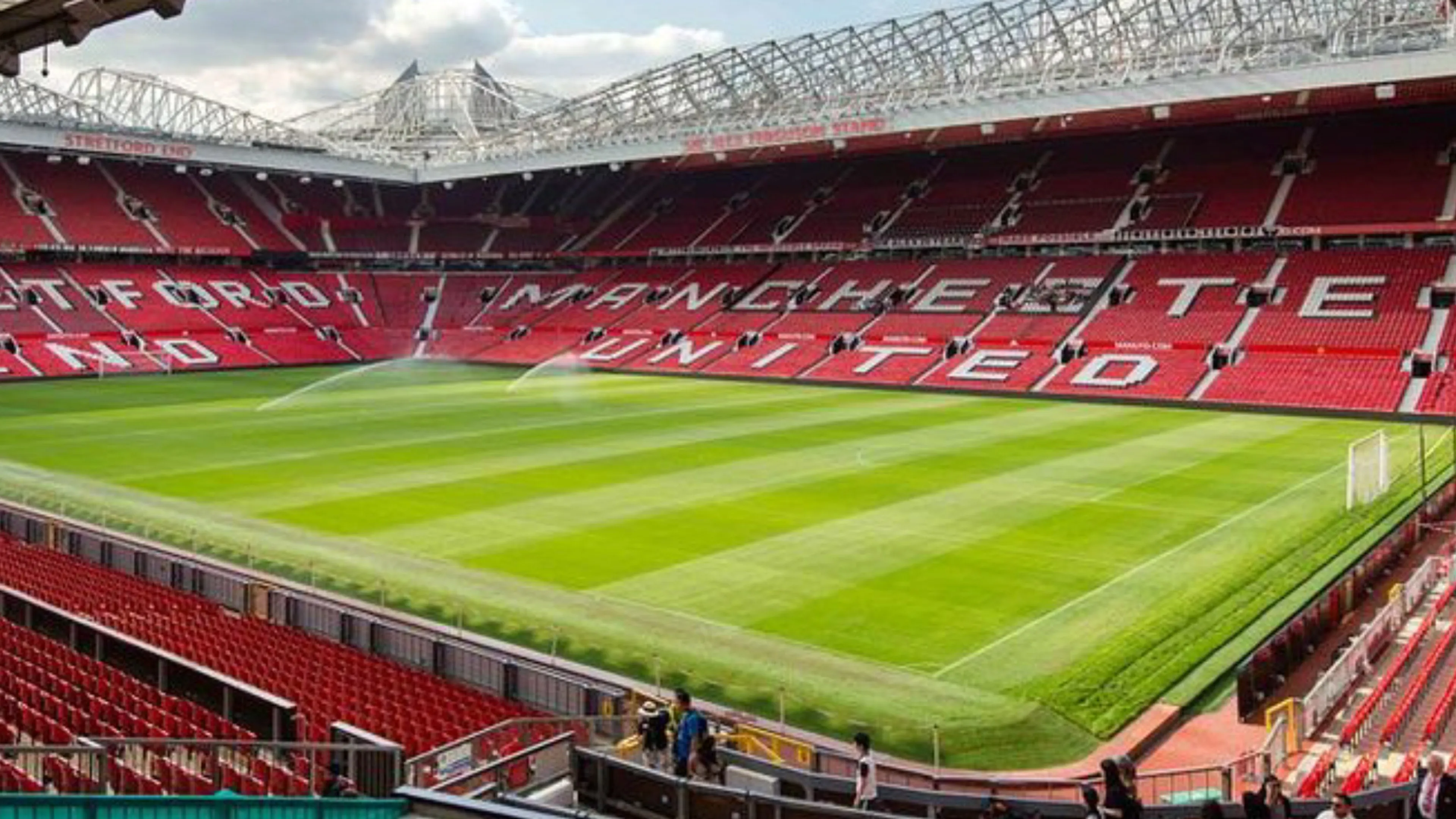 Copertina di Manchester United – Fiumi di urina nei bagni dell’Old Trafford. I tifosi: “È disgustoso” (VIDEO)