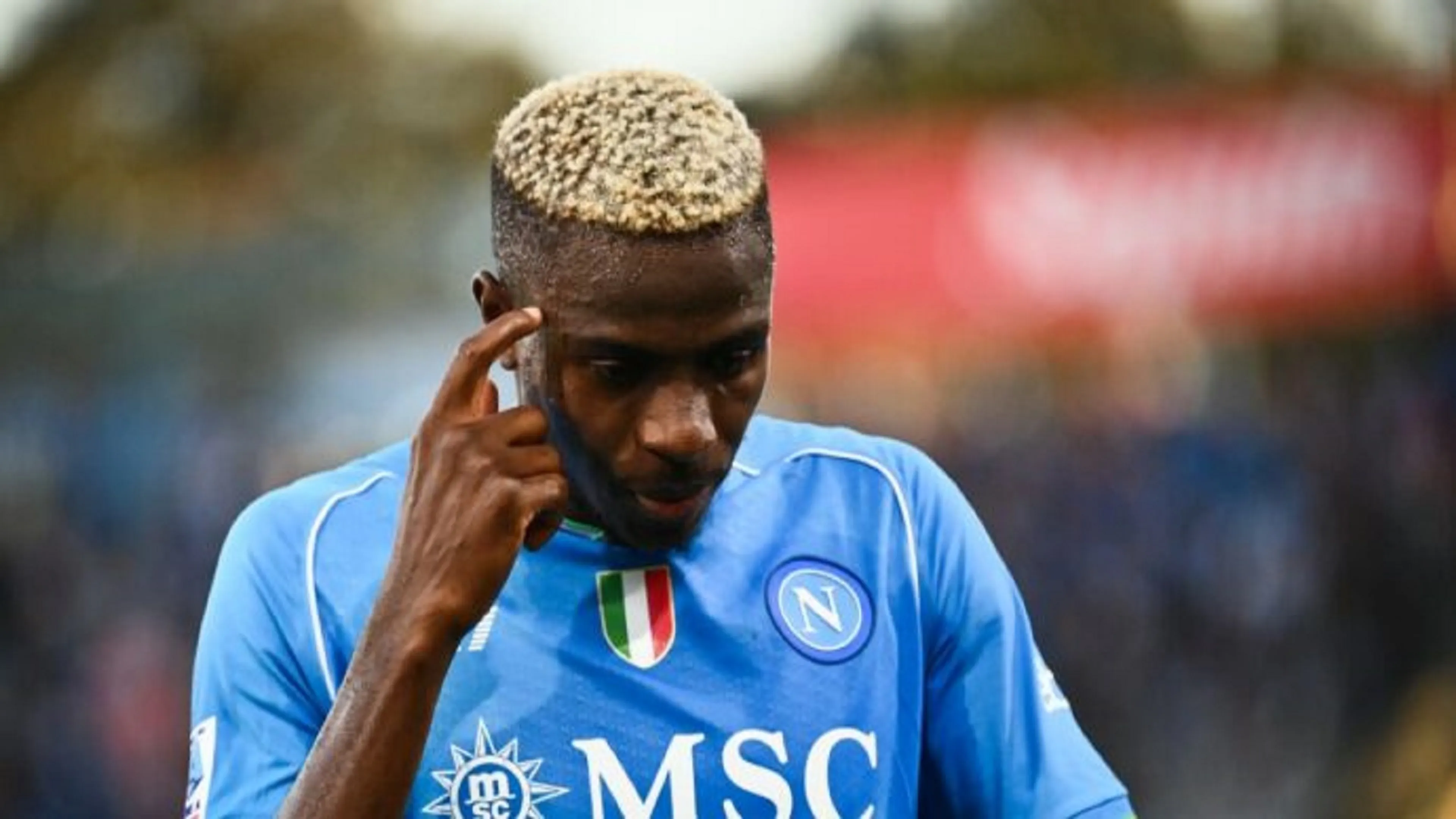 Copertina di Duro faccia a faccia tra Osimhen e il social media manager del Napoli. Cosa è successo